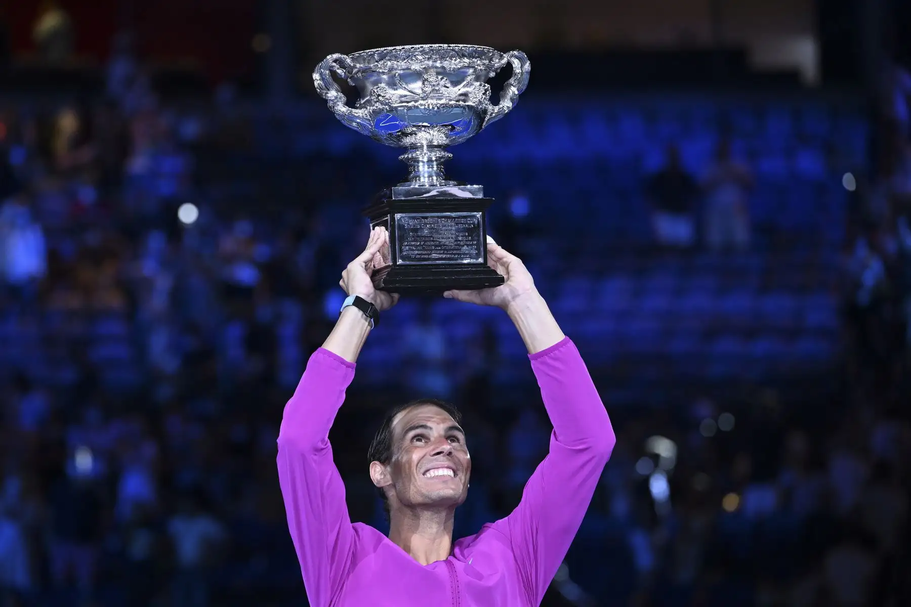 Rafael Nadal de España recibe trofeo tras ganar un a Daniil Medvéded de Rusia en el torneo de tenis Grand Slam del Abierto de Australia, en Melbourne Park. Foto: EFE