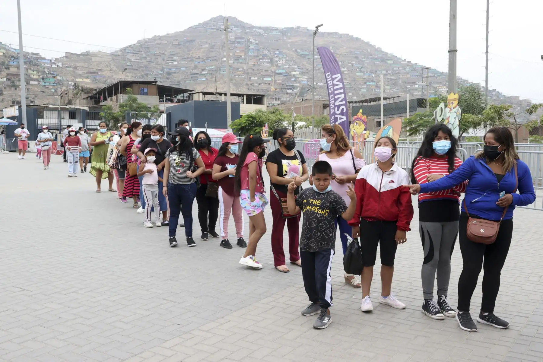 Acompañados de sus padres, cientos de menores entre 5 y 11 años, llegaron al Complejo Deportivo de Villa María del Triunfo, para recibir su dosis contra el covid-19. Foto: ANDINA/Vidal Tarqui