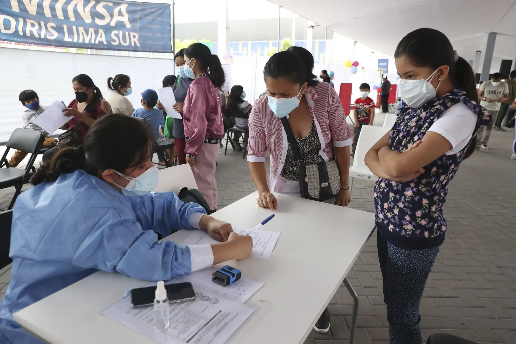 Acompañados de sus padres, cientos de menores entre 5 y 11 años, llegaron al Complejo Deportivo de Villa María del Triunfo, para recibir su dosis contra el covid-19. Foto: ANDINA/Vidal Tarqui