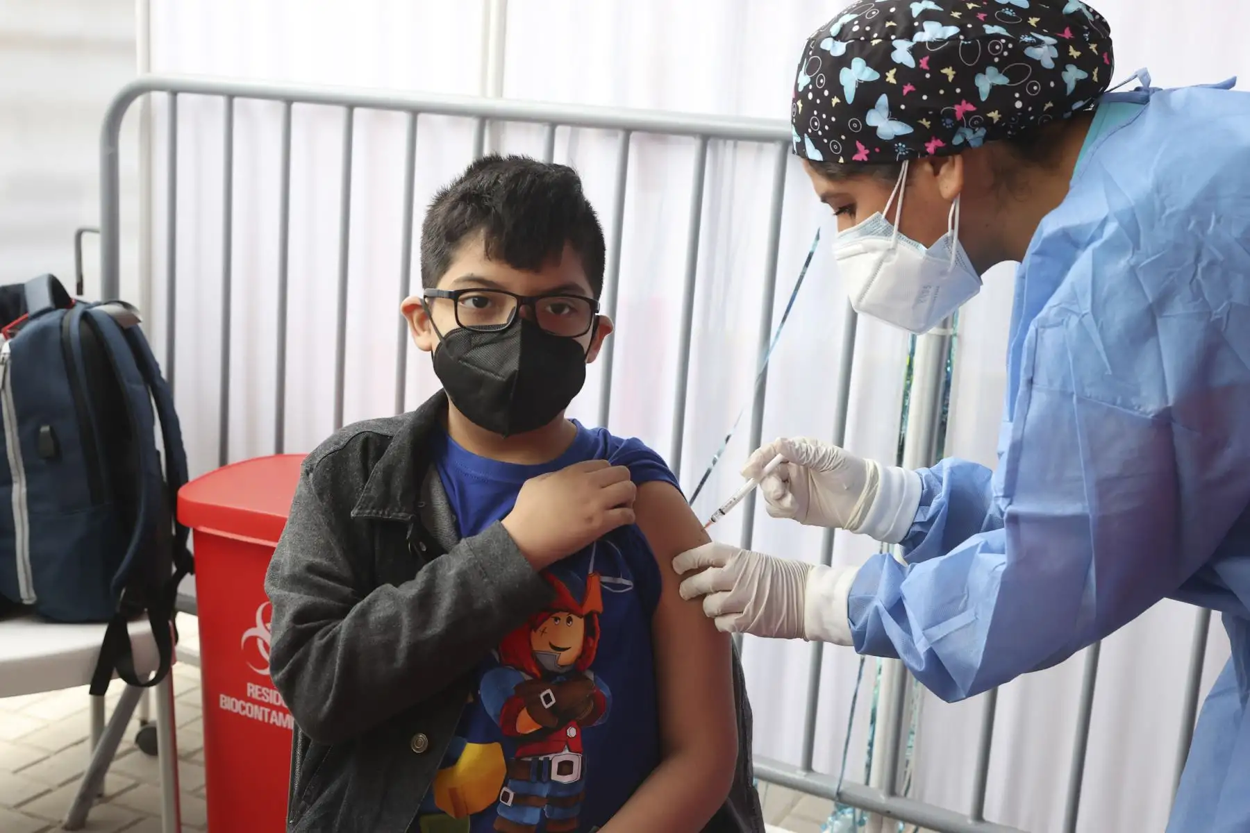 Acompañados de sus padres, cientos de menores entre 5 y 11 años, llegaron al Complejo Deportivo de Villa María del Triunfo, para recibir su dosis contra el covid-19. Foto: ANDINA/Vidal Tarqui