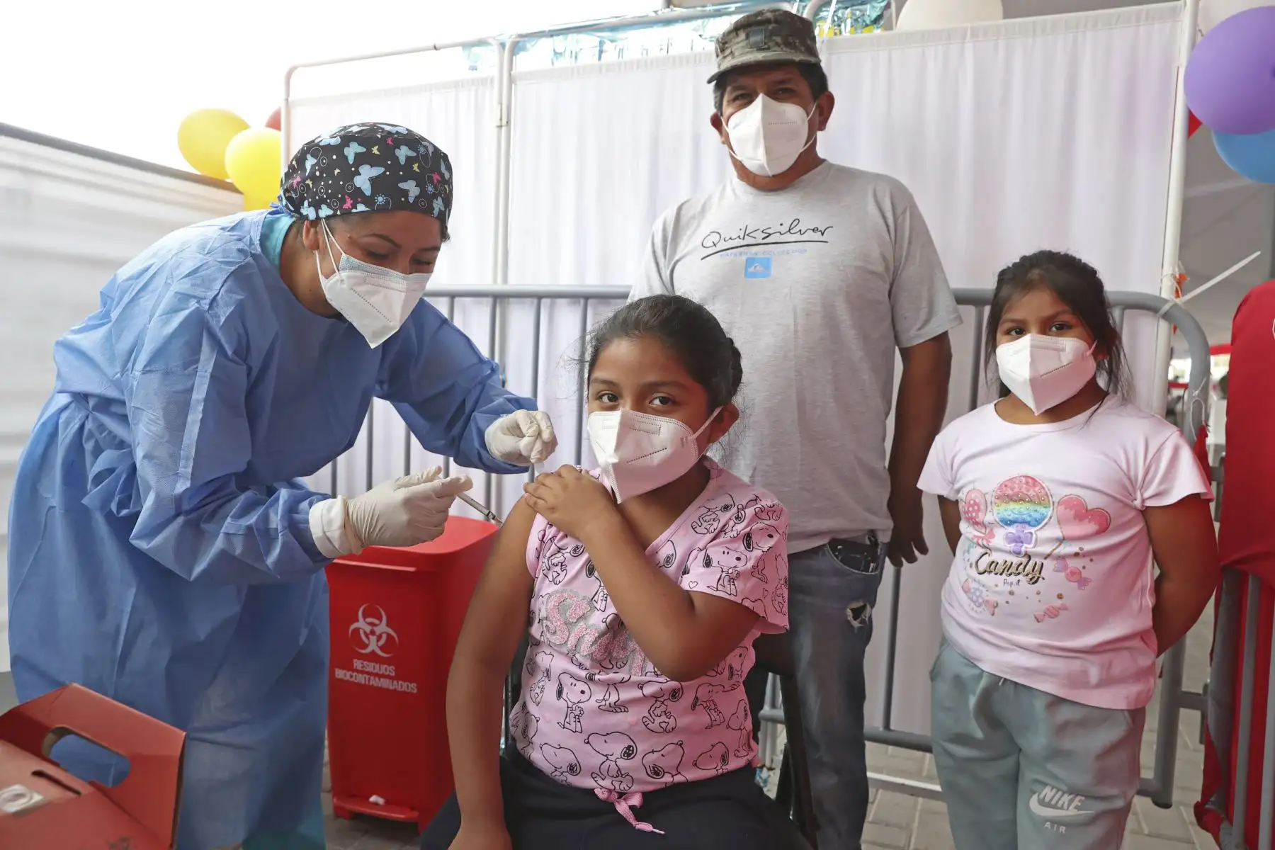 Acompañados de sus padres, cientos de menores entre 5 y 11 años, llegaron al Complejo Deportivo de Villa María del Triunfo, para recibir su dosis contra el covid-19. Foto: ANDINA/Vidal Tarqui