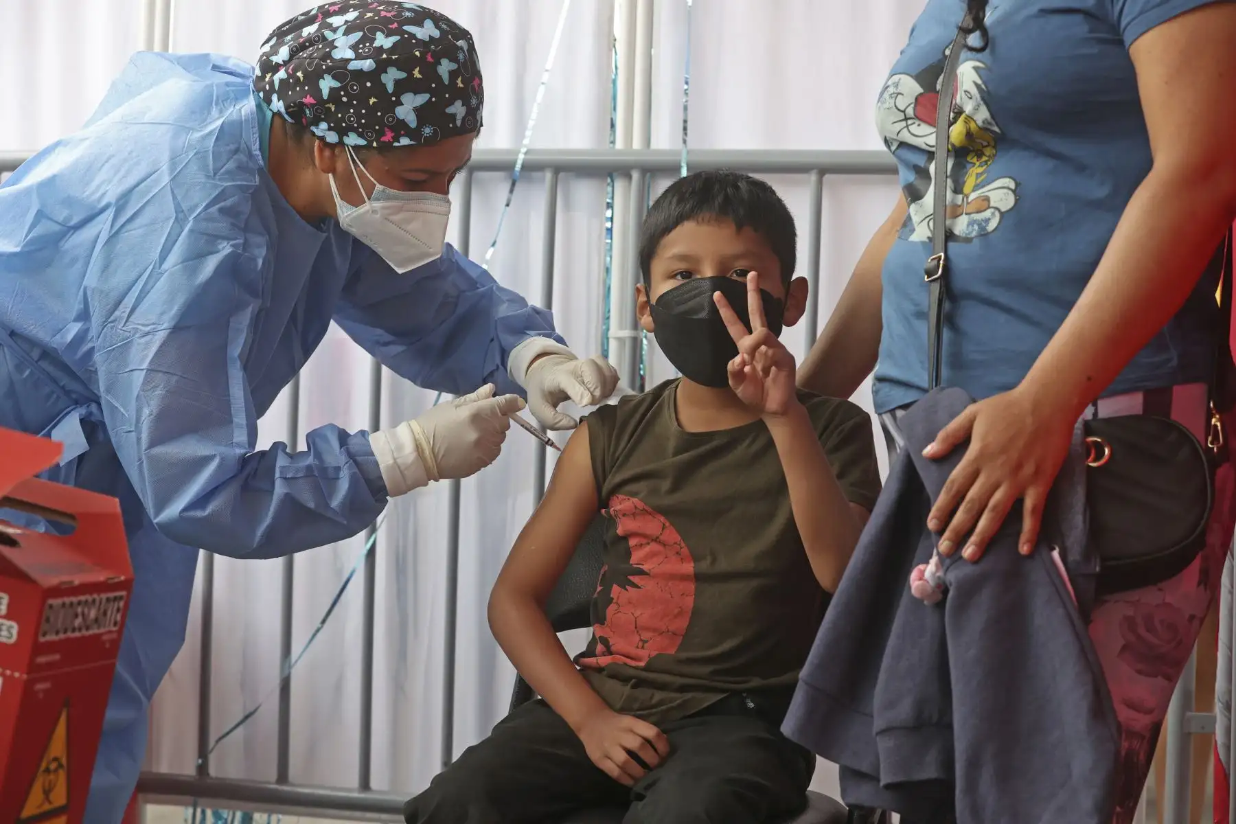 Acompañados de sus padres, cientos de menores entre 5 y 11 años, llegaron al Complejo Deportivo de Villa María del Triunfo, para recibir su dosis contra el covid-19. Foto: ANDINA/Vidal Tarqui
