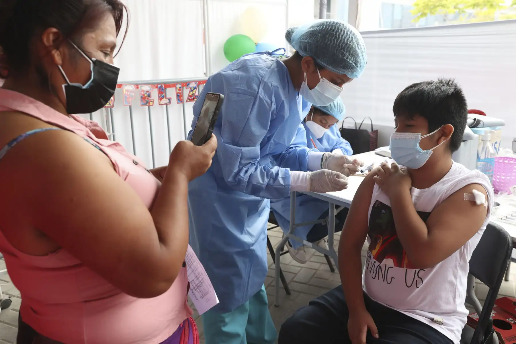 Acompañados de sus padres, cientos de menores entre 5 y 11 años, llegaron al Complejo Deportivo de Villa María del Triunfo, para recibir su dosis contra el covid-19. Foto: ANDINA/Vidal Tarqui
