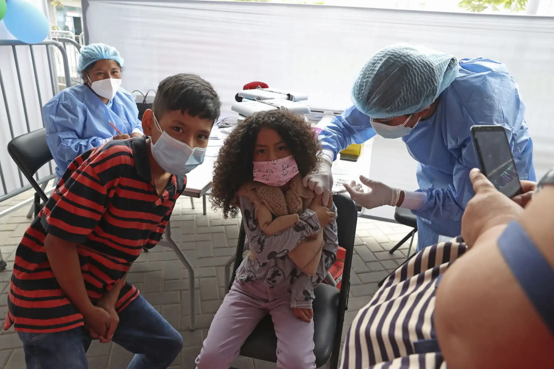 Acompañados de sus padres, cientos de menores entre 5 y 11 años, llegaron al Complejo Deportivo de Villa María del Triunfo, para recibir su dosis contra el covid-19. Foto: ANDINA/Vidal Tarqui