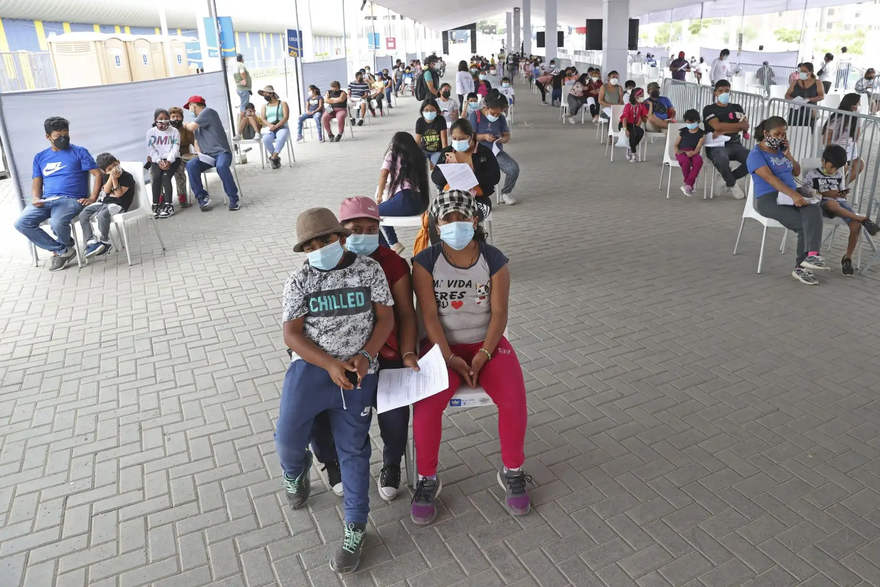 Acompañados de sus padres, cientos de menores entre 5 y 11 años, llegaron al Complejo Deportivo de Villa María del Triunfo, para recibir su dosis contra el covid-19. Foto: ANDINA/Vidal Tarqui