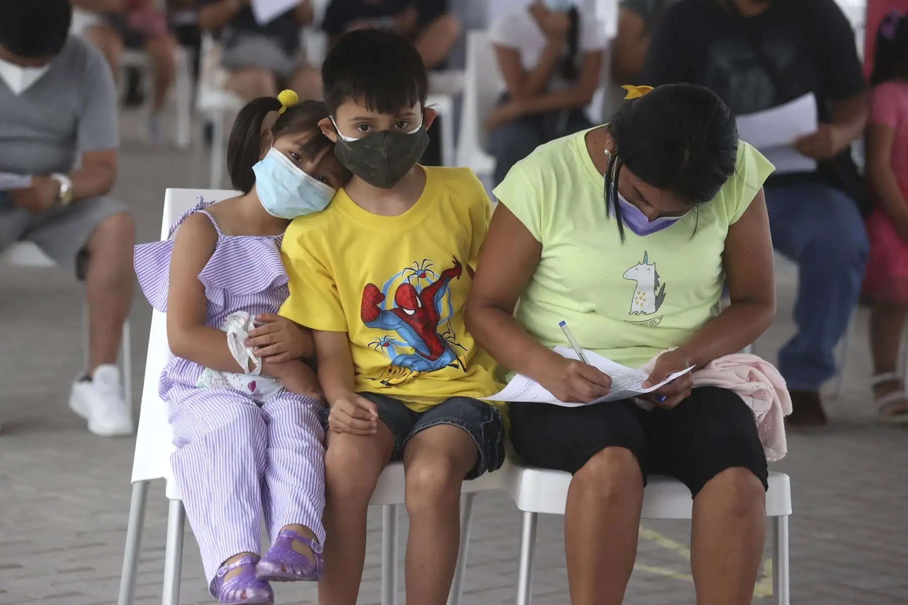Acompañados de sus padres, cientos de menores entre 5 y 11 años, llegaron al Complejo Deportivo de Villa María del Triunfo, para recibir su dosis contra el covid-19. Foto: ANDINA/Vidal Tarqui