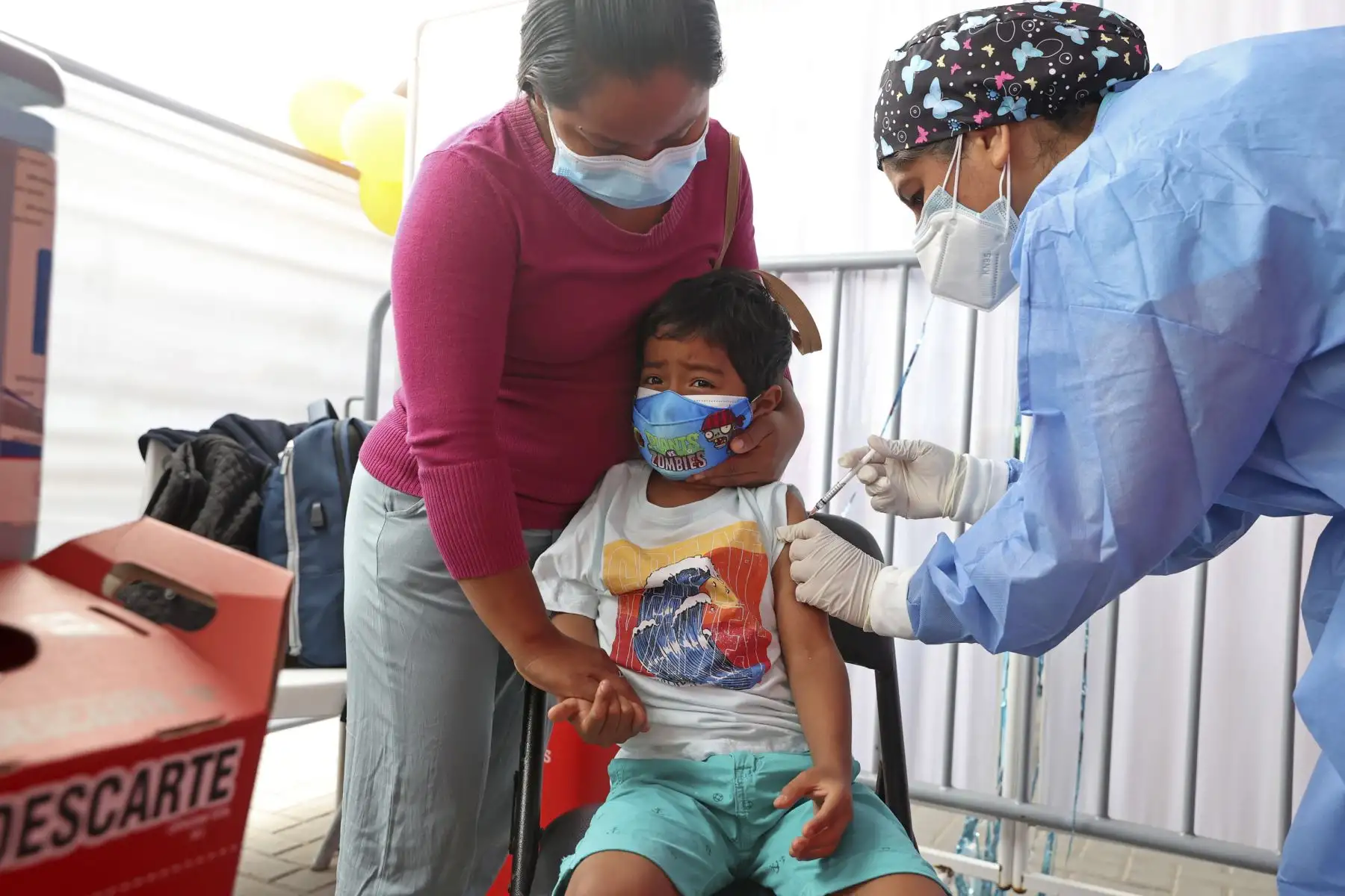 Acompañados de sus padres, cientos de menores entre 5 y 11 años, llegaron al Complejo Deportivo de Villa María del Triunfo, para recibir su dosis contra el covid-19. Foto: ANDINA/Vidal Tarqui