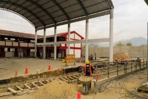 Se ejecuta la construcción de 15 aulas (8 para el nivel primario y 7 para secundaria), una sala de innovación pedagógica y sala de profesores, entre otros ambientes.