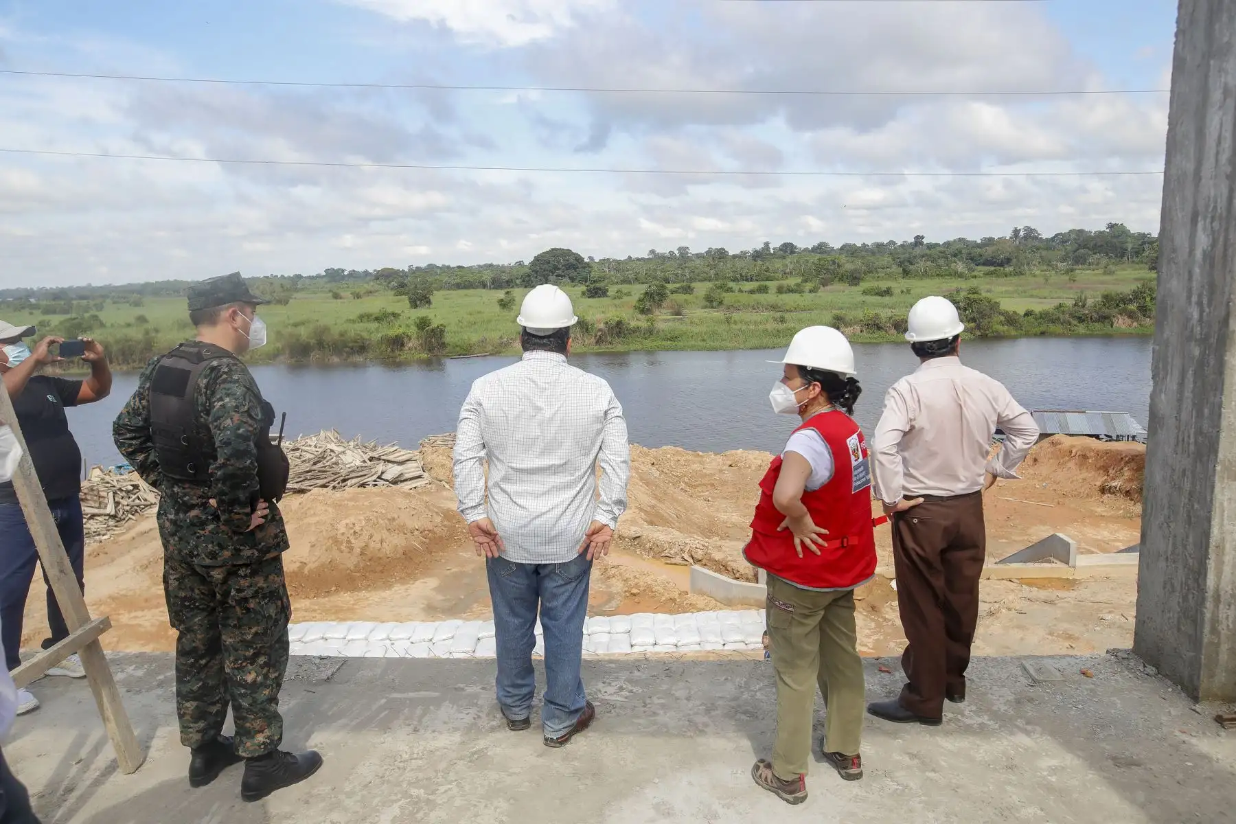El presidente de la República, Pedro Castillo, supervisó esta mañana los avances de la construcción del mercado de Caballococha, en la región Loreto. Foto: ANDINA/Prensa Presidencia