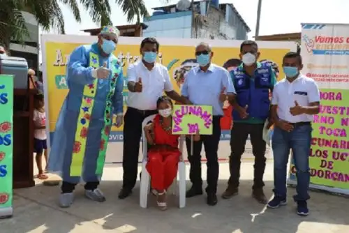 El gobernador regionalñ de Amazonas, Oscar Altamirano, acompañado del personal de salud, visitó el centro de vacunación ubicado en la plaza de armas de Santa María de Nieva, donde pudo constatar el normal desarrollo de la jornada.