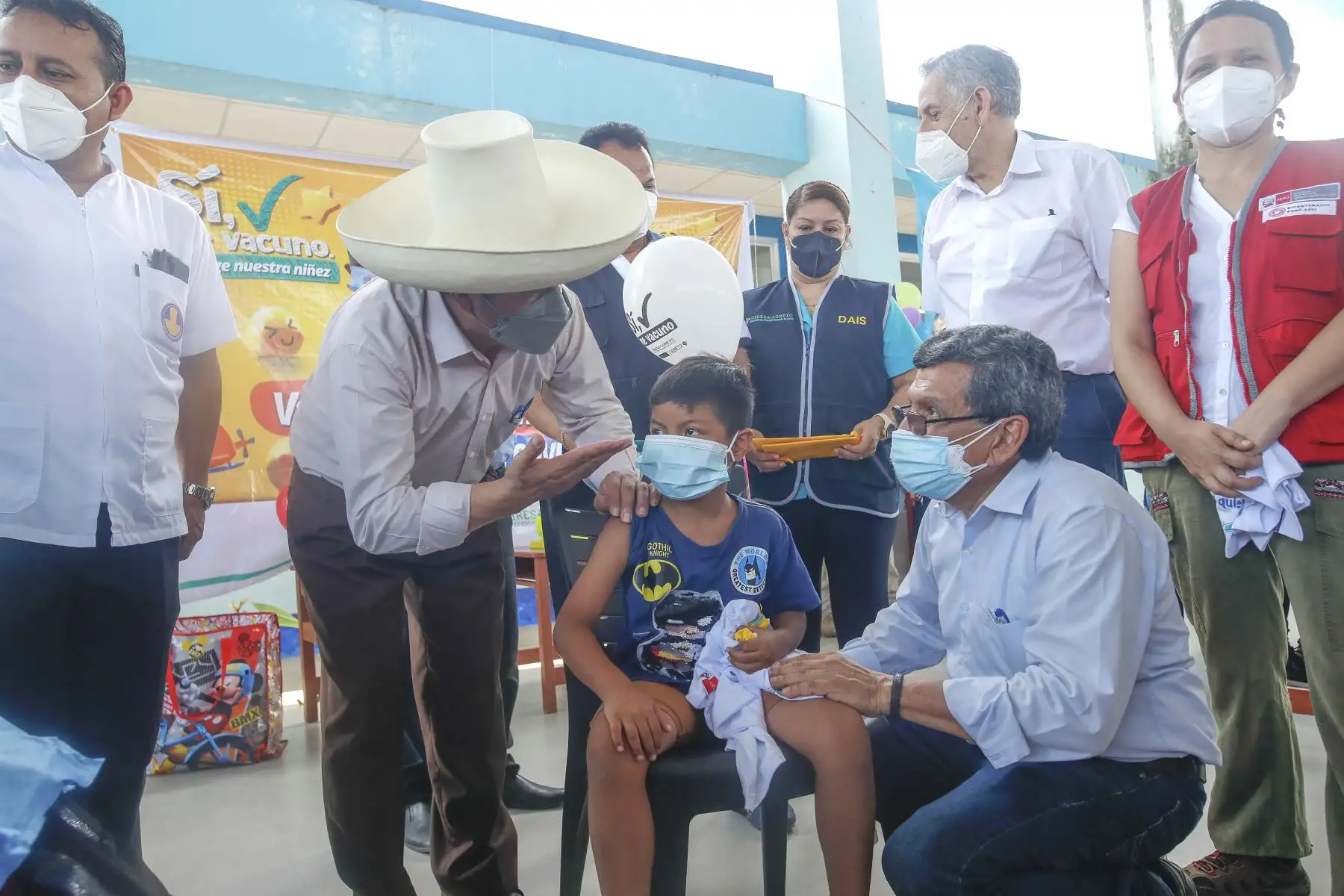El presidente de la República, Pedro Castillo, junto al ministro de Salud, Hernando Cevallos, supervisó jornada de vacunación pediátrica contra el covid-19, en la ciudad de Caballococha, región Loreto. Foto: ANDINA/Prensa Presidencia