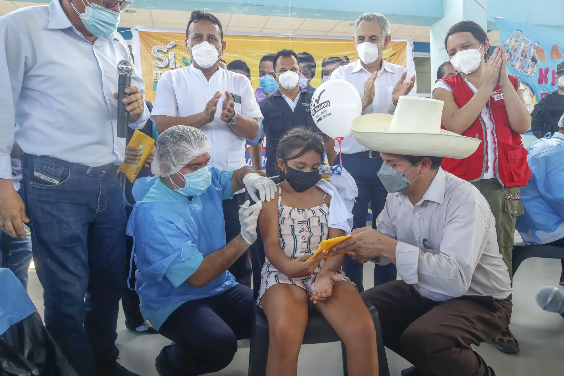 El presidente de la República, Pedro Castillo, junto al ministro de Salud, Hernando Cevallos, supervisó jornada de vacunación pediátrica contra el covid-19, en la ciudad de Caballococha, región Loreto. Foto: ANDINA/Prensa Presidencia