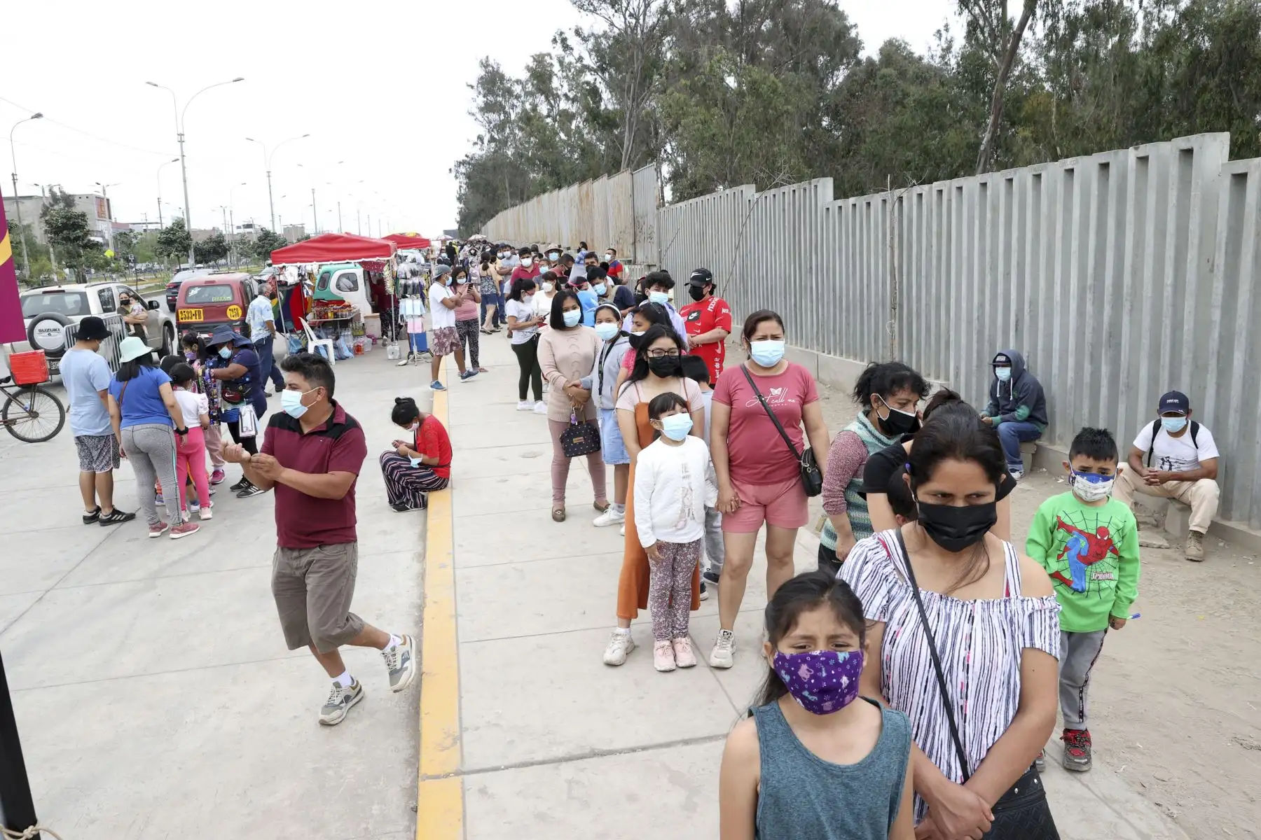 Menores entre 5 y 11 años reciben su dosis contra el covid-19, en el Polideportivo de Villa el Salvador. Foto: ANDINA/Vidal Tarqui