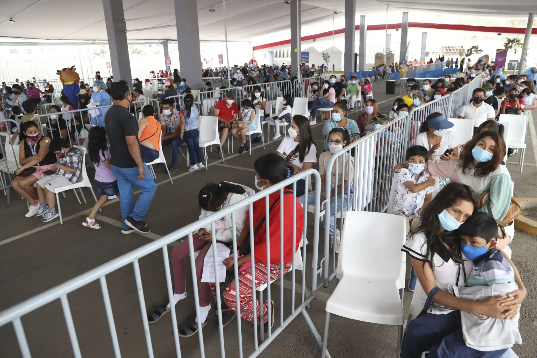 Menores entre 5 y 11 años reciben su dosis contra el covid-19, en el Polideportivo de Villa el Salvador. Foto: ANDINA/Vidal Tarqui