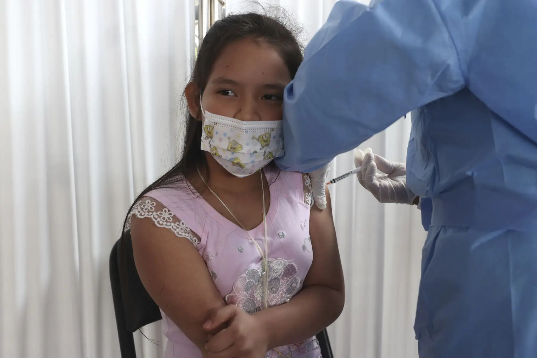 Menores entre 5 y 11 años reciben su dosis contra el covid-19, en el Polideportivo de Villa el Salvador. Foto: ANDINA/Vidal Tarqui