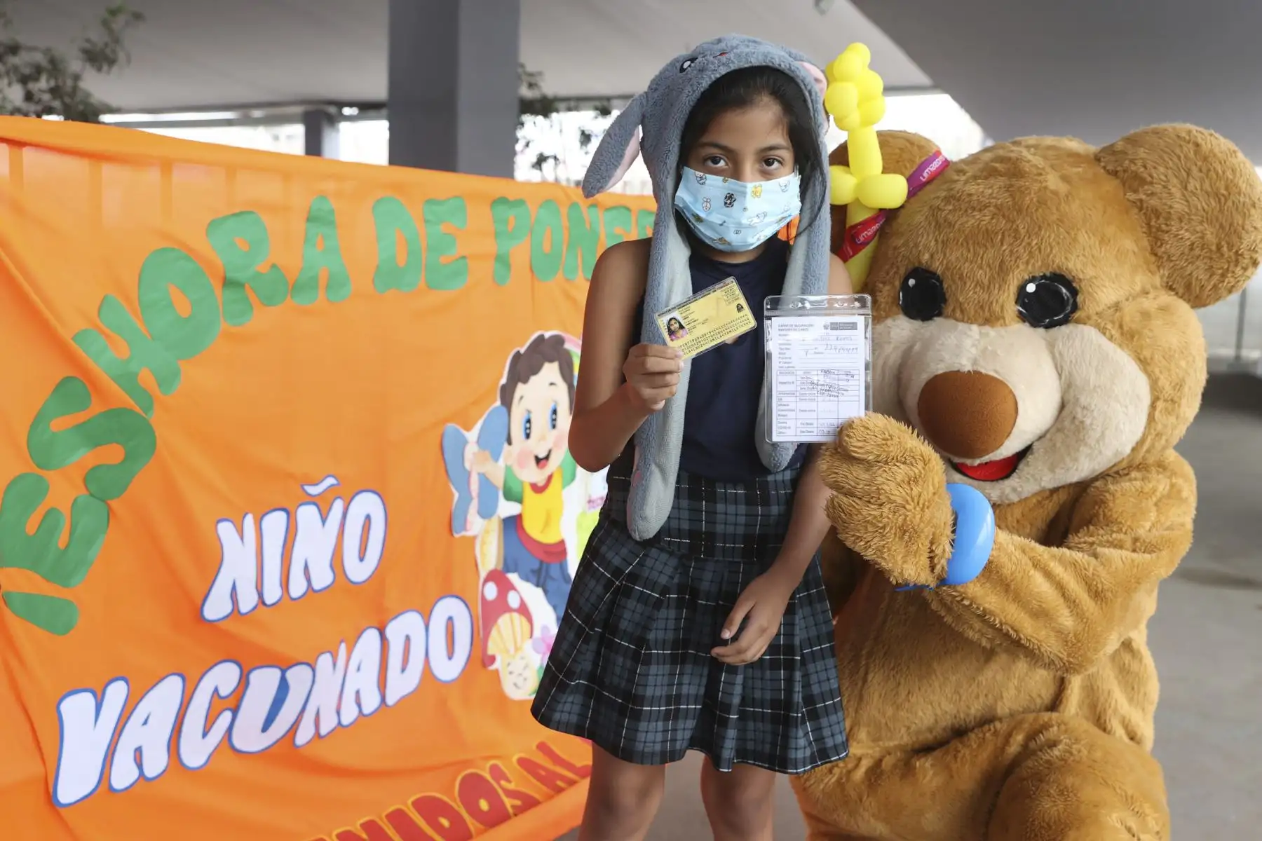 Menores entre 5 y 11 años reciben su dosis contra el covid-19, en el Polideportivo de Villa el Salvador. Foto: ANDINA/Vidal Tarqui