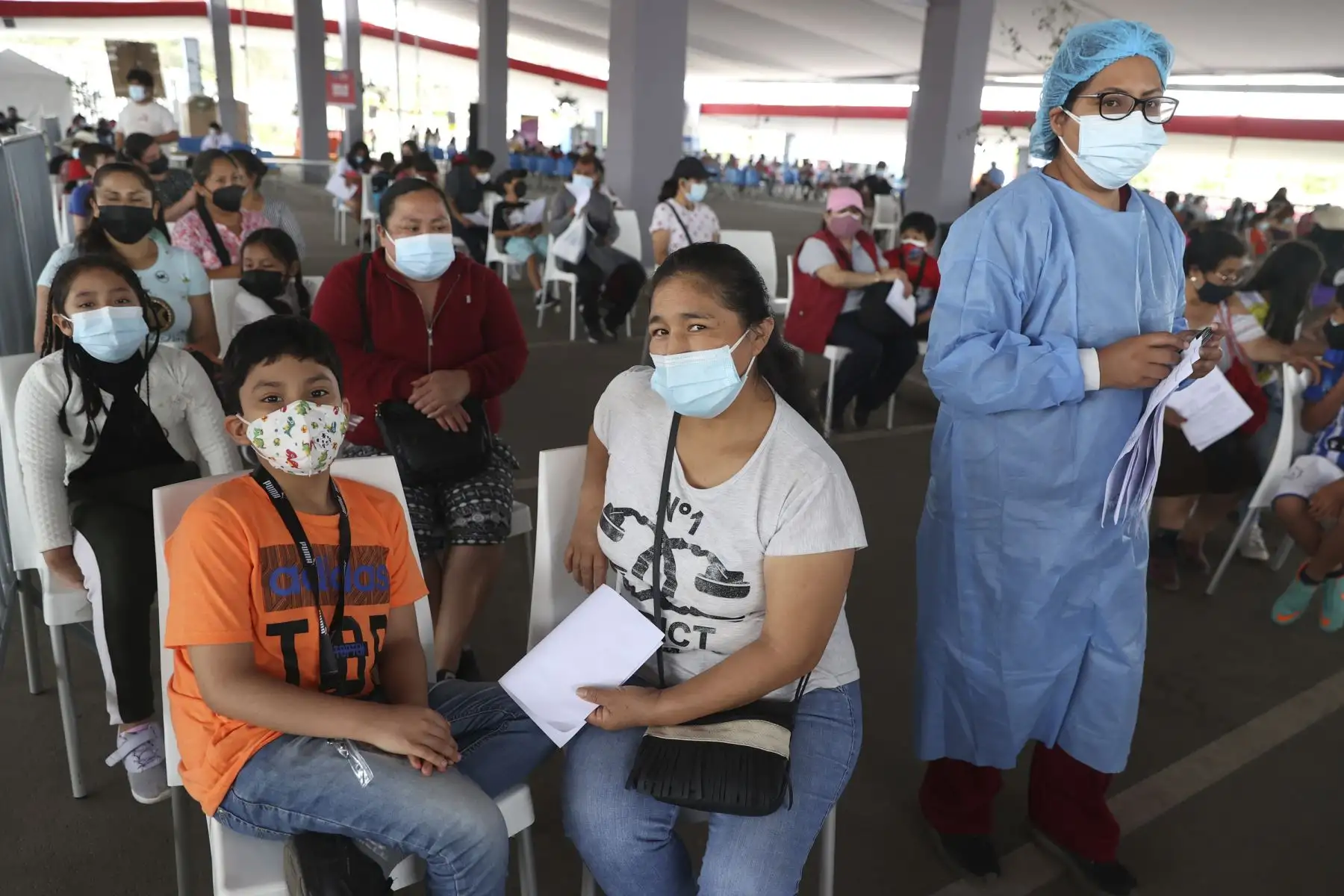 Menores entre 5 y 11 años reciben su dosis contra el covid-19, en el Polideportivo de Villa el Salvador. Foto: ANDINA/Vidal Tarqui