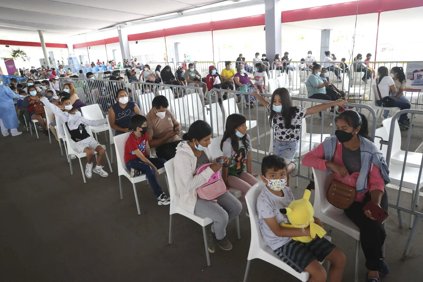 Menores entre 5 y 11 años reciben su dosis contra el covid-19, en el Polideportivo de Villa el Salvador. Foto: ANDINA/Vidal Tarqui
