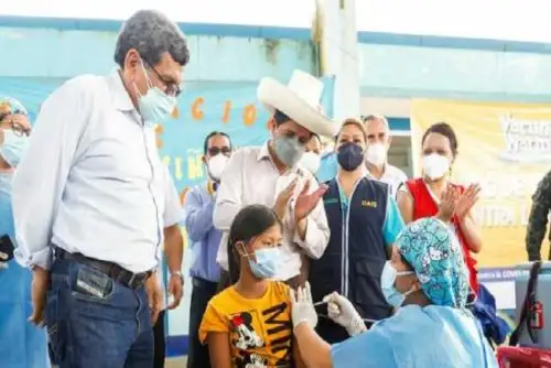 Desde el Instituto Tecnológico Mariscal Ramón Castilla, el presidente de la República, Pedro Castillo, junto con el ministro de Salud, Hernando Cevallos, inauguró la jornada de vacunación para los pequeños en esta zona del país.