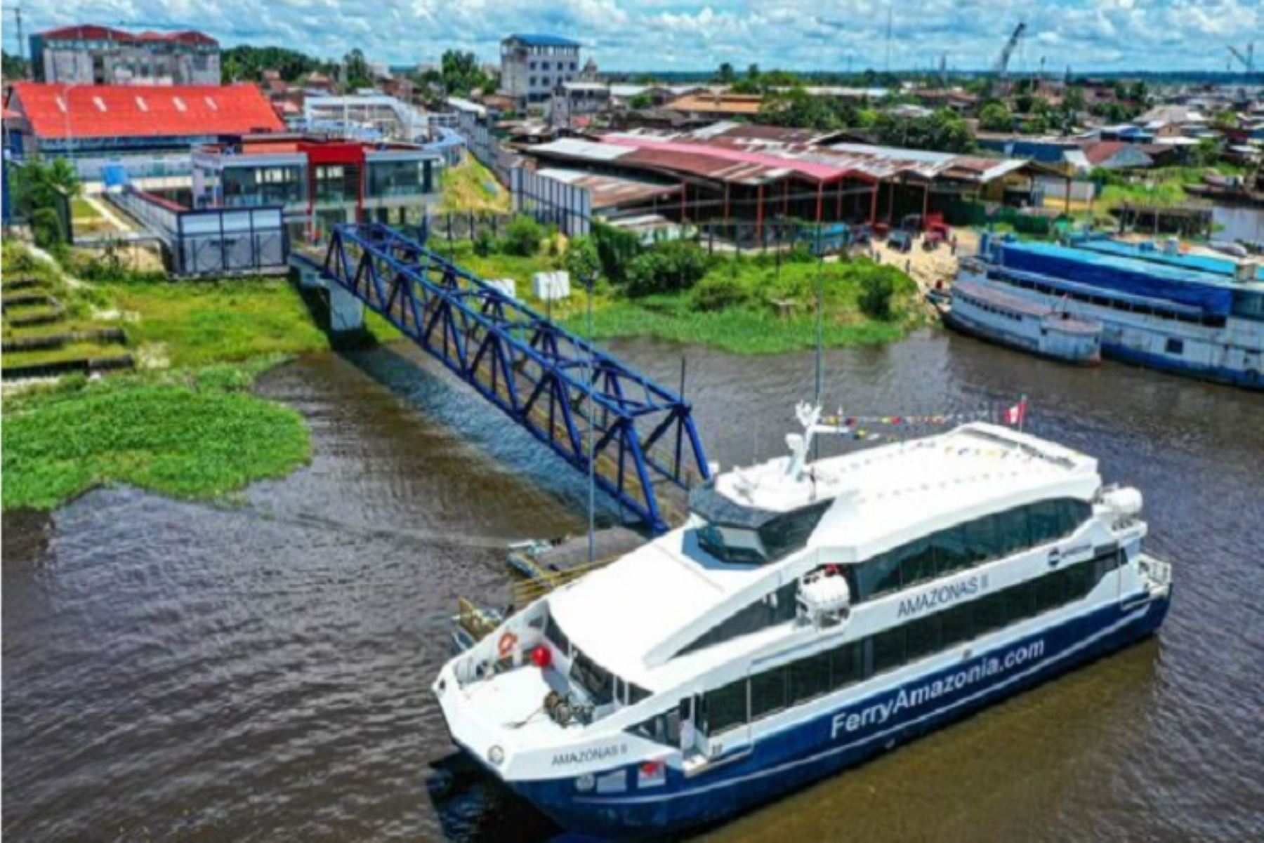 El pasaje del ferry con punto de partida en Iquitos hasta Indiana cuesta S/ 10, hasta el embarcadero de Pebas S/ 30, a San Pablo S/ 56, a Caballococha S/ 69 y el destino final en Santa Rosa tiene una tarifa de S/ 80.