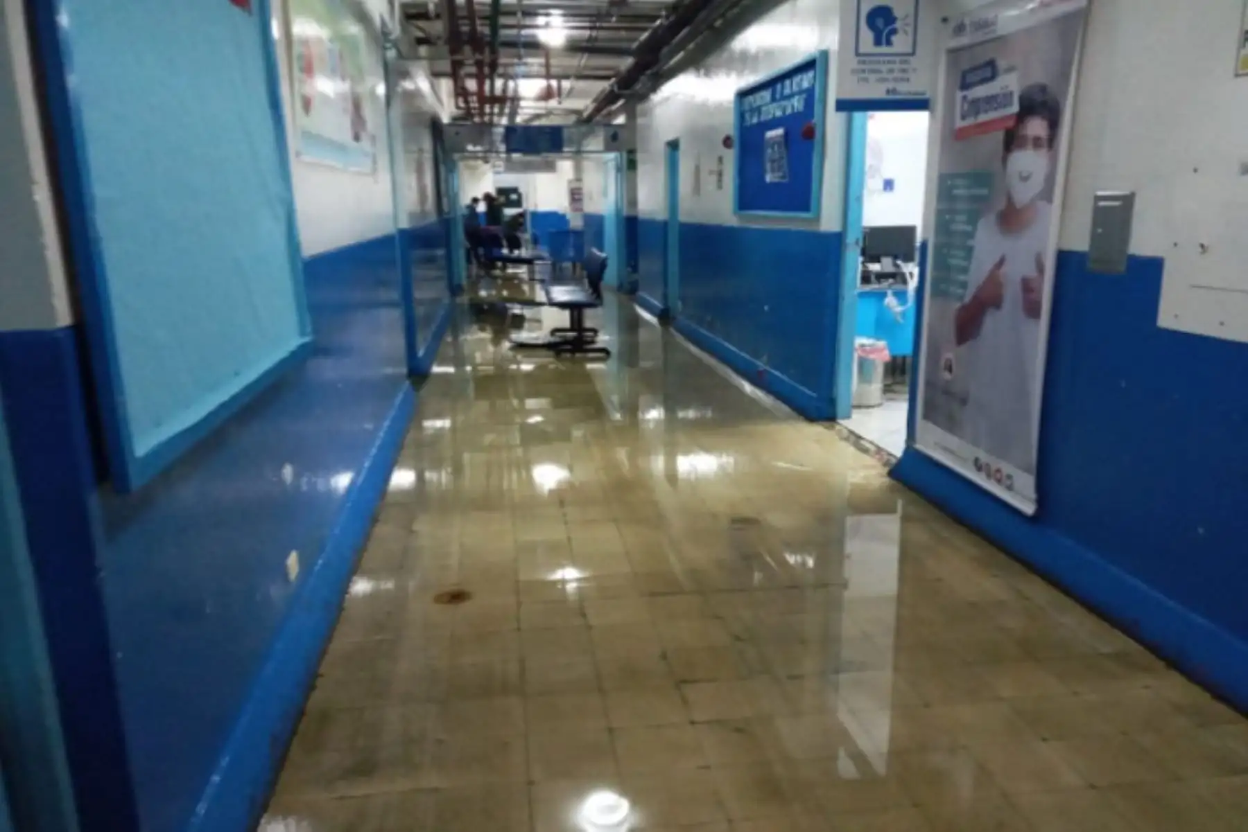 A causa de los aniegos sde tuvo que suspender la atención a pacientes covid-19, los que tuvieron que ser trasladados a Essalud-Huariaca,
