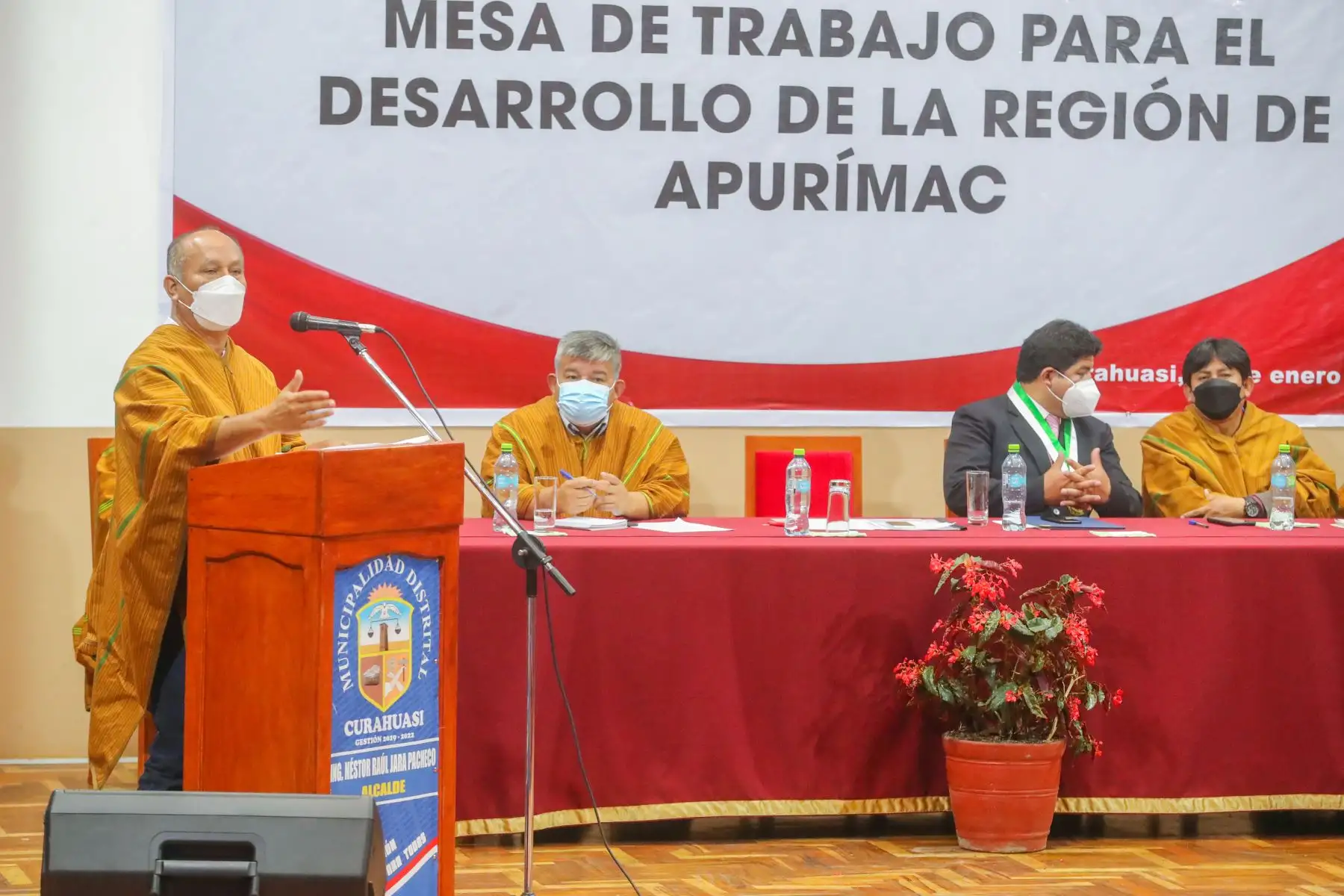 Con el objetivo de establecer una agenda para el desarrollo de proyectos viales y de conectividad, el ministro de Transportes y Comunicaciones, Juan Silva Villegas, se reunió con el vice gobernador regional de Apurímac, Henry León, y alcaldes provinciales y distritales. Foto: MTC