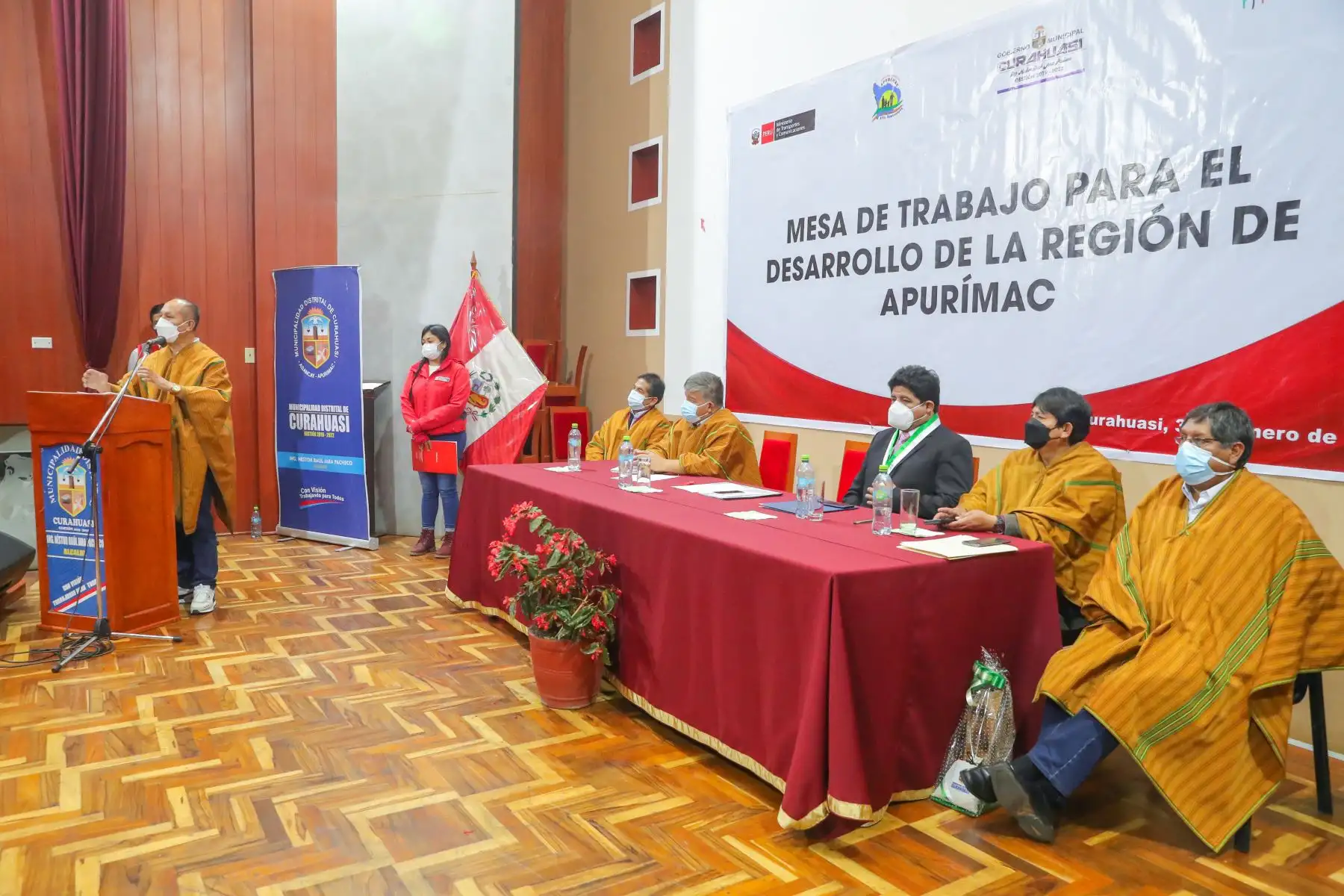 Con el objetivo de establecer una agenda para el desarrollo de proyectos viales y de conectividad, el ministro de Transportes y Comunicaciones, Juan Silva Villegas, se reunió con el vice gobernador regional de Apurímac, Henry León, y alcaldes provinciales y distritales. Foto: MTC