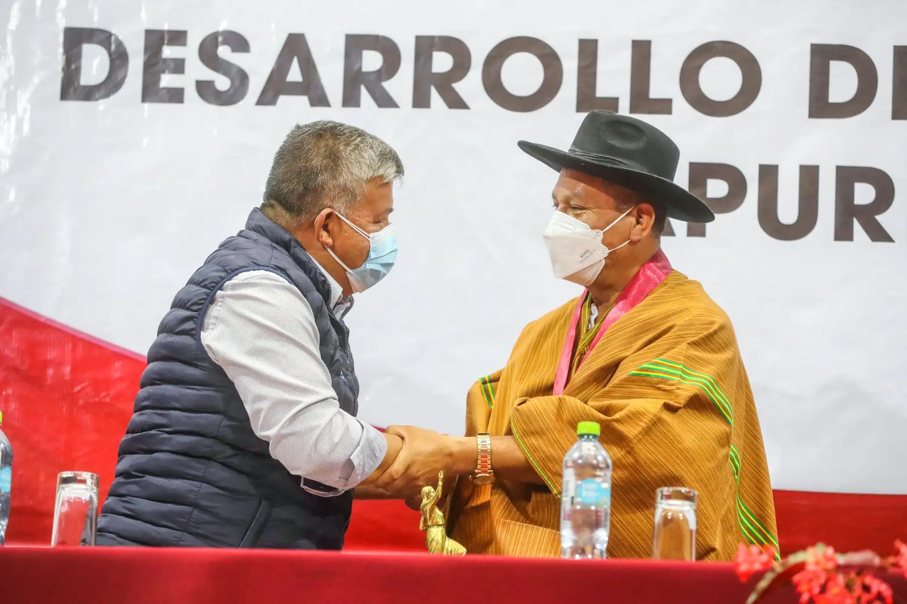 Con el objetivo de establecer una agenda para el desarrollo de proyectos viales y de conectividad, el ministro de Transportes y Comunicaciones, Juan Silva Villegas, se reunió con el vice gobernador regional de Apurímac, Henry León, y alcaldes provinciales y distritales. Foto: MTC