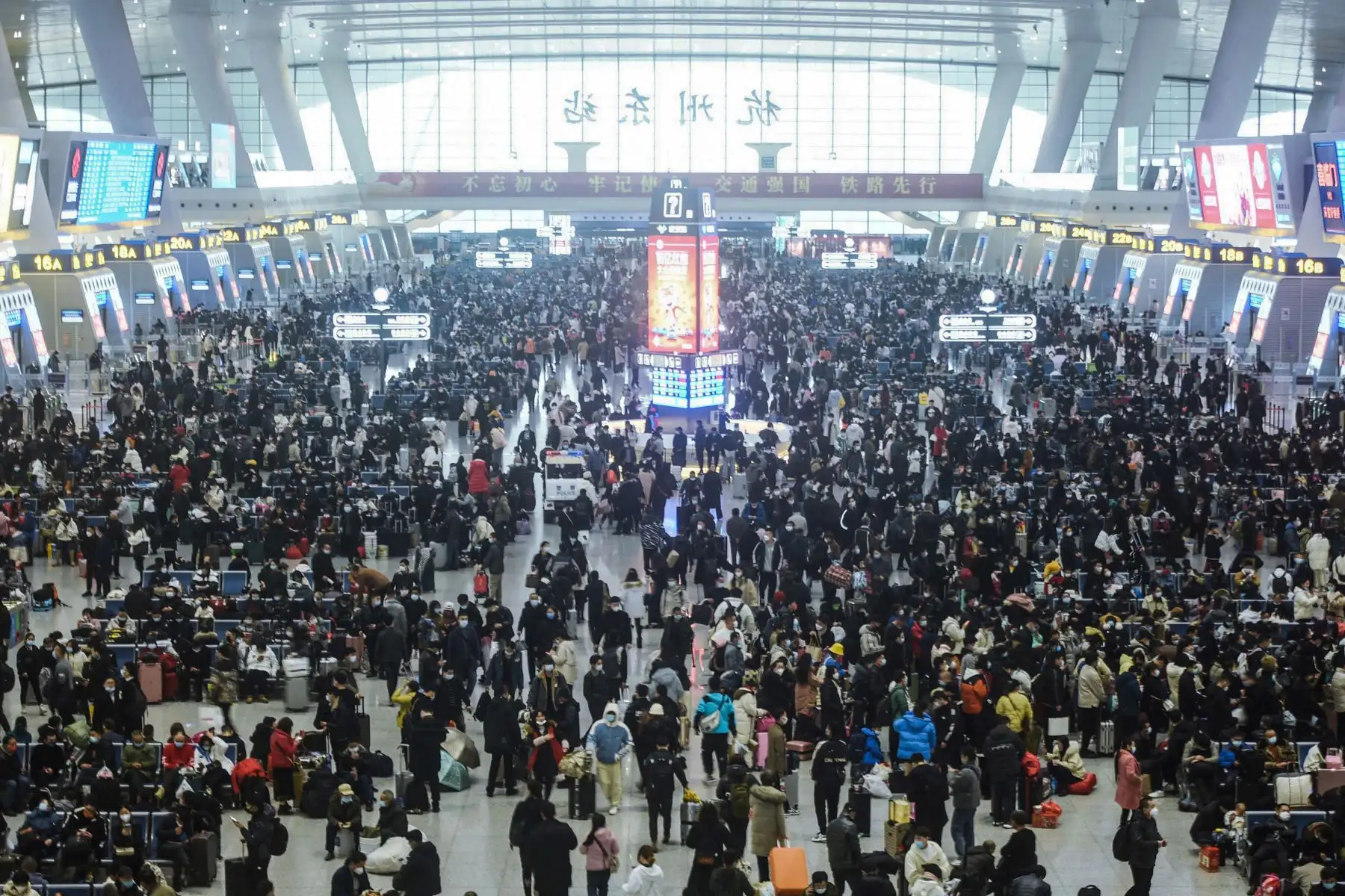 Pasajeros se agolpan en la estación ferroviaria este de Hangzhou durante el período pico de viaje antes del Año Nuevo Lunar, que da la bienvenida al Año del Tigre, en la ciudad de Hangzhou, en China. Foto: AFP