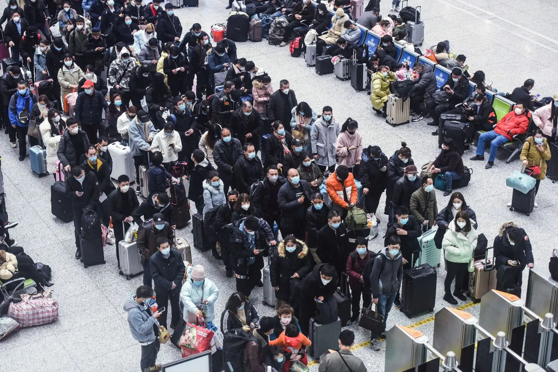 Pasajeros se agolpan en la estación ferroviaria este de Hangzhou durante el período pico de viaje antes del Año Nuevo Lunar, que da la bienvenida al Año del Tigre, en la ciudad de Hangzhou, en China. Foto: AFP
