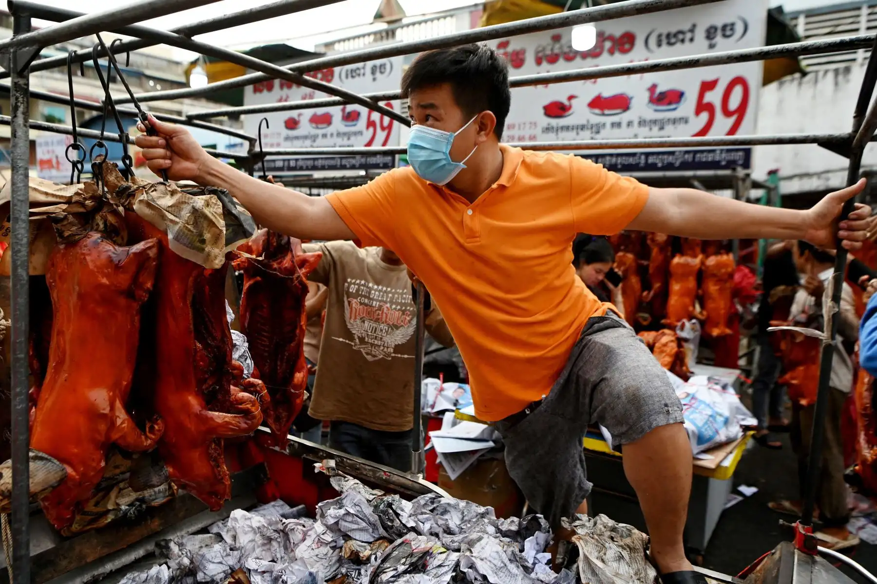 Un trabajador lleva un cerdo asado en un mercado antes del Año Nuevo Lunar en Phnom Penh, que marca el comienzo del Año del Tigre. Foto: AFP