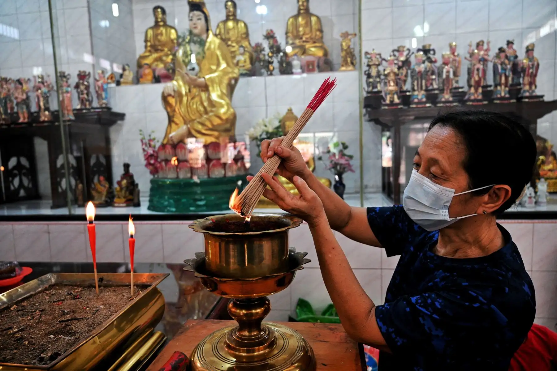 Una mujer reza en un templo antes del Año Nuevo Lunar del Tigre en Banda Aceh. Foto: AFP