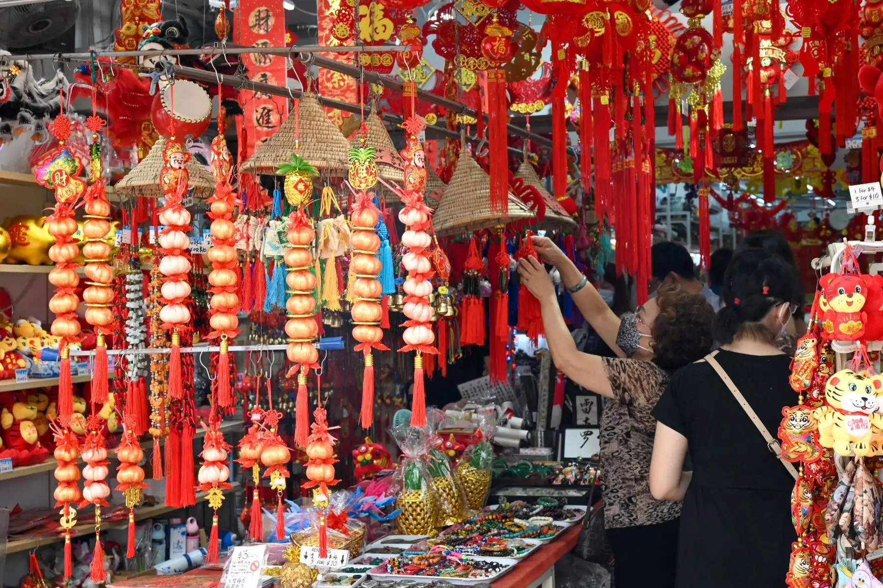 Una mujer mira adornos decorativos en la víspera del Año Nuevo Lunar en Singapur, China. Foto: AFP