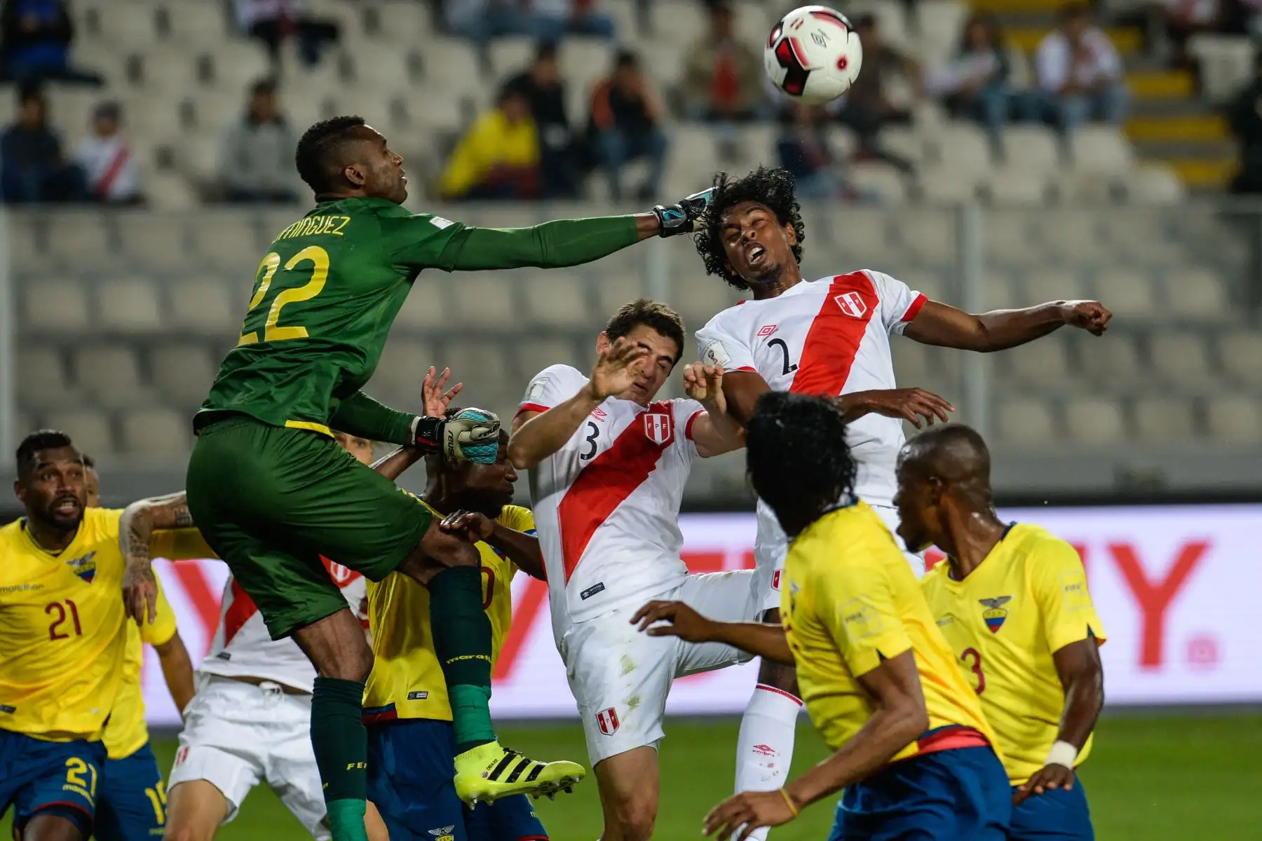 El arquero ecuatoriano Alexander Domínguez , se estira por el balón durante el partido clasificatorio de fútbol para la Copa Mundial Rusia 2018. Foto: AFP