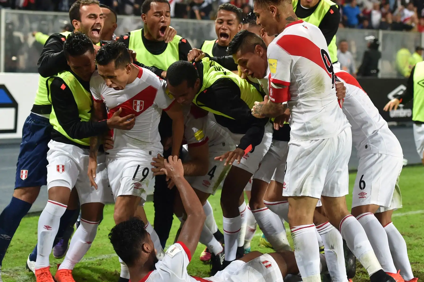 El mediocampista peruano Renato Tapia, celebra con sus compañeros después de anotar contra Ecuador durante su partido clasificatorio para la Copa Mundial Rusia 2018 en Lima. Foto: AFP
