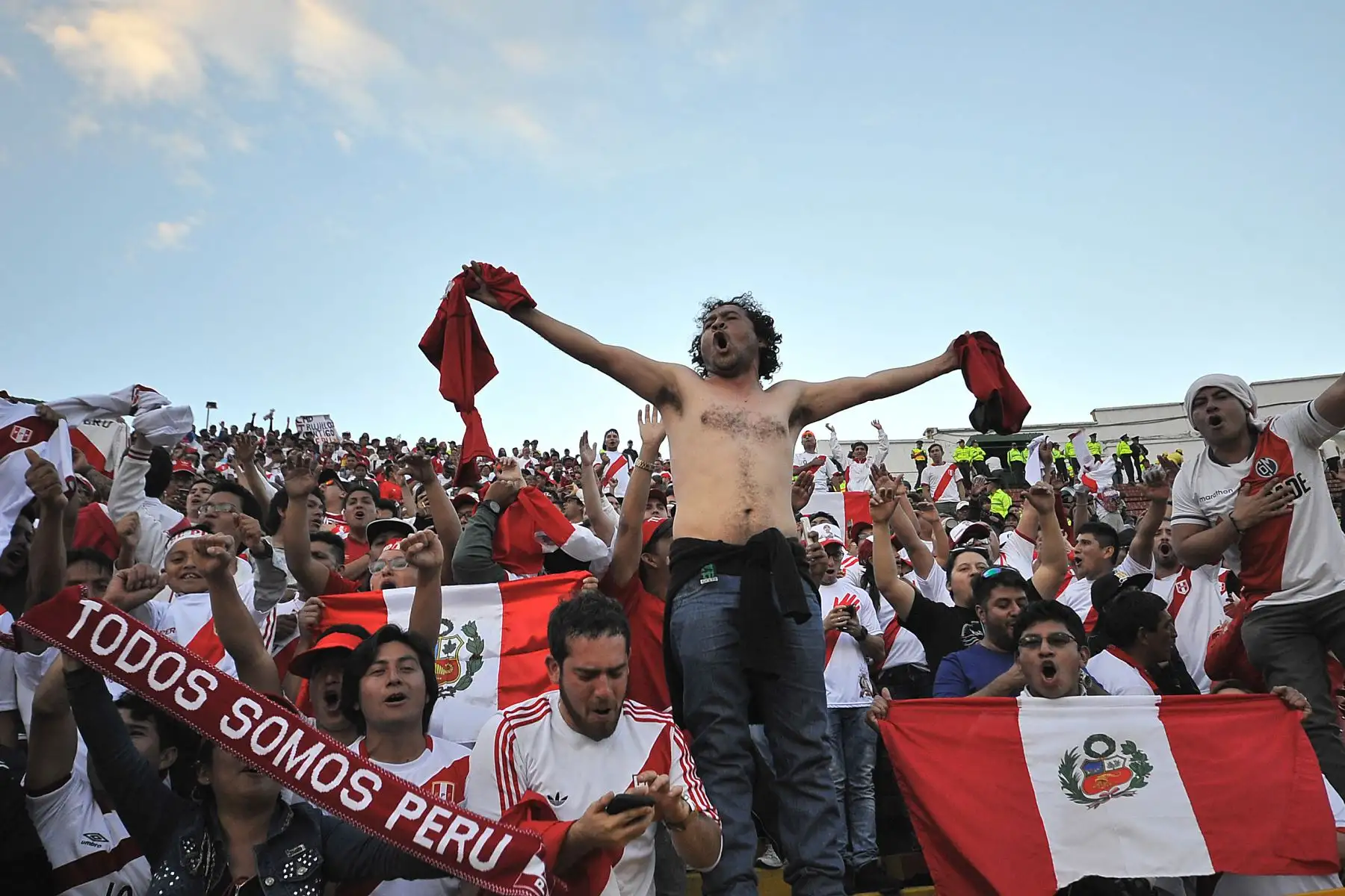 Hinchas de Perú celebran al final del partido clasificatorio para la Copa Mundial de Fútbol de 2018 contra Ecuador en Quito, el 5 de septiembre de 2017. Foto: AFP