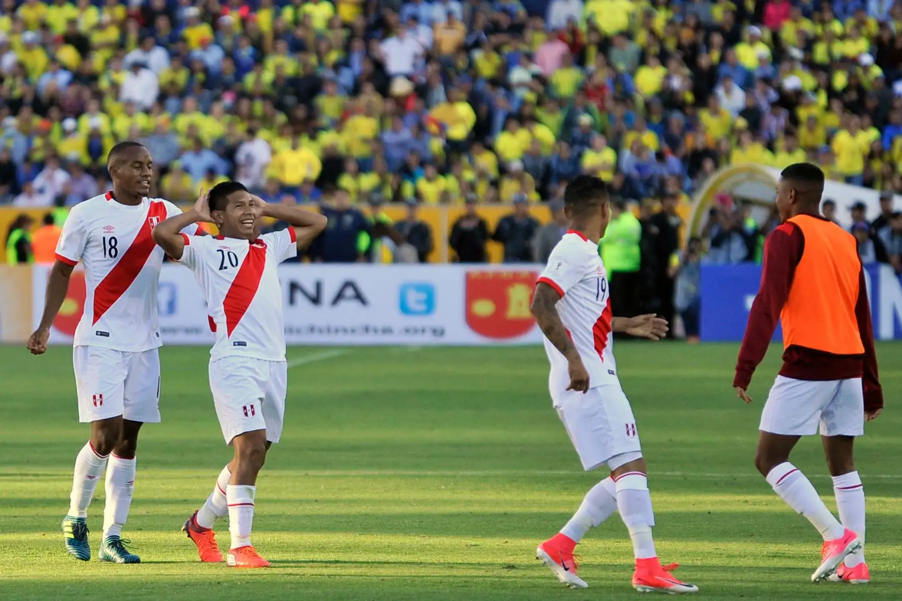 Edison Flores, celebra con sus compañeros después de anotar contra Ecuador durante su partido de fútbol clasificatorio para la Copa Mundial 2018 en Quito. Foto: AFP