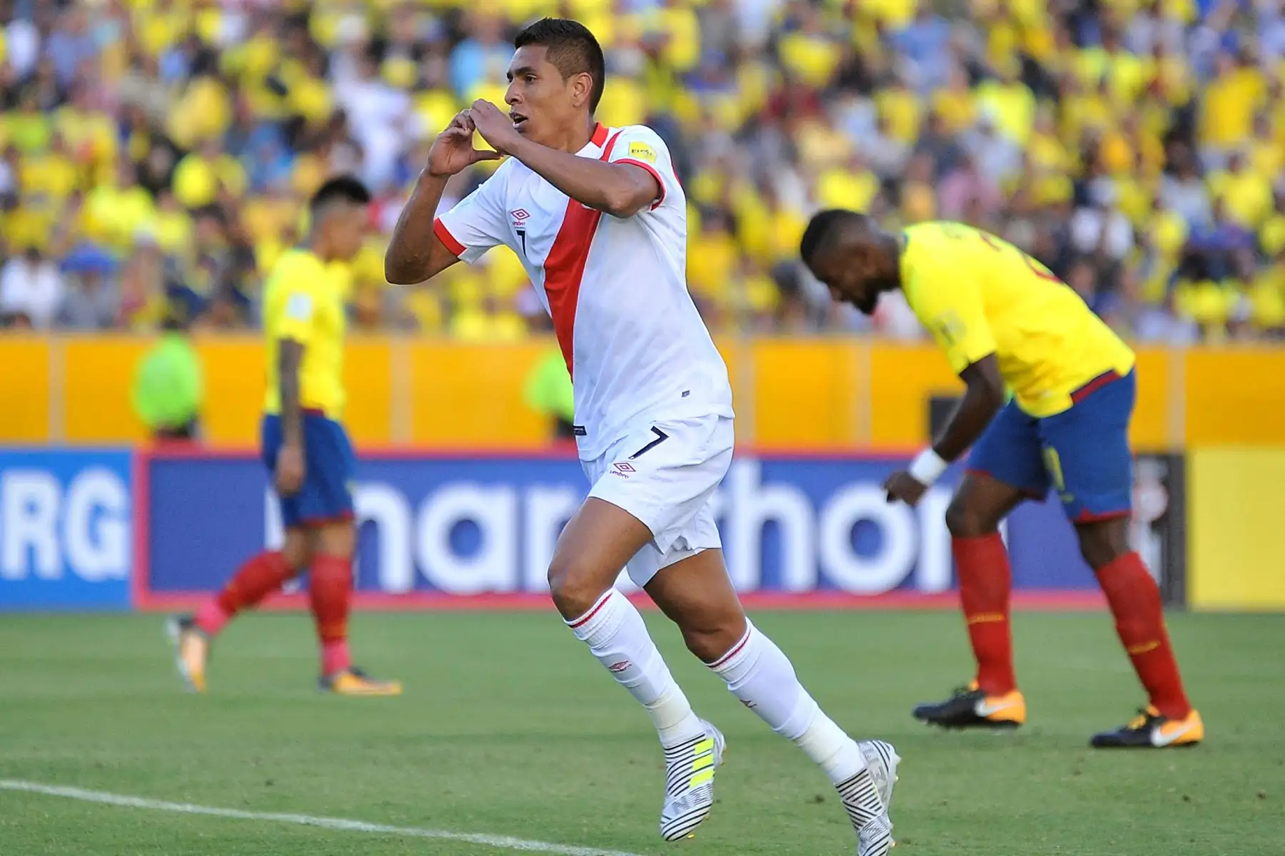 Paolo Hurtado de Perú celebra después de anotar contra Ecuador durante su partido de fútbol clasificatorio para la Copa Mundial 2018 en Quito. Foto: AFP