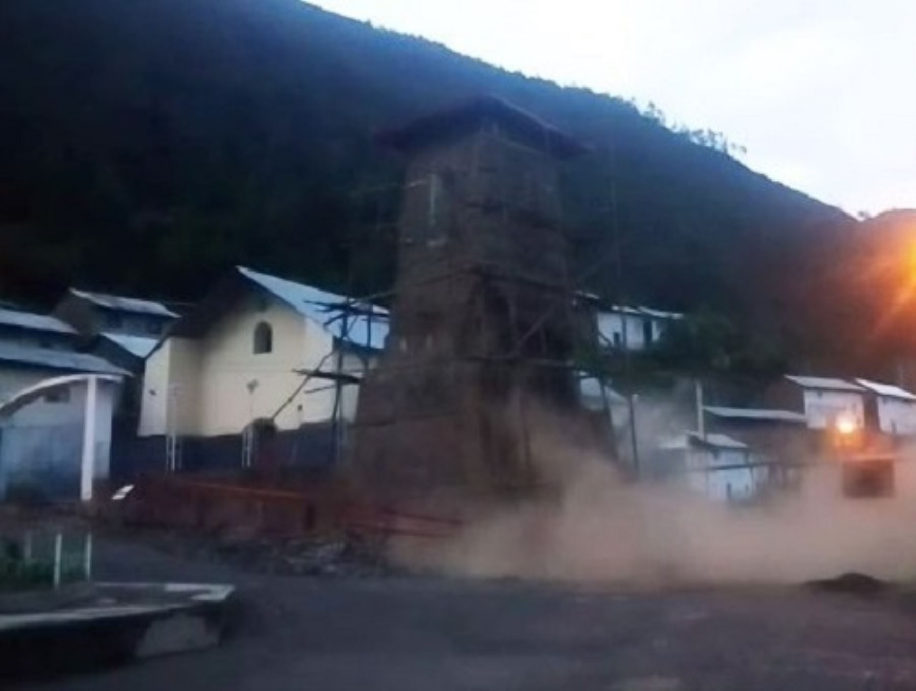 Torre colonial de Antapirca, región Pasco, se desploma a causa de las lluvias intensas.