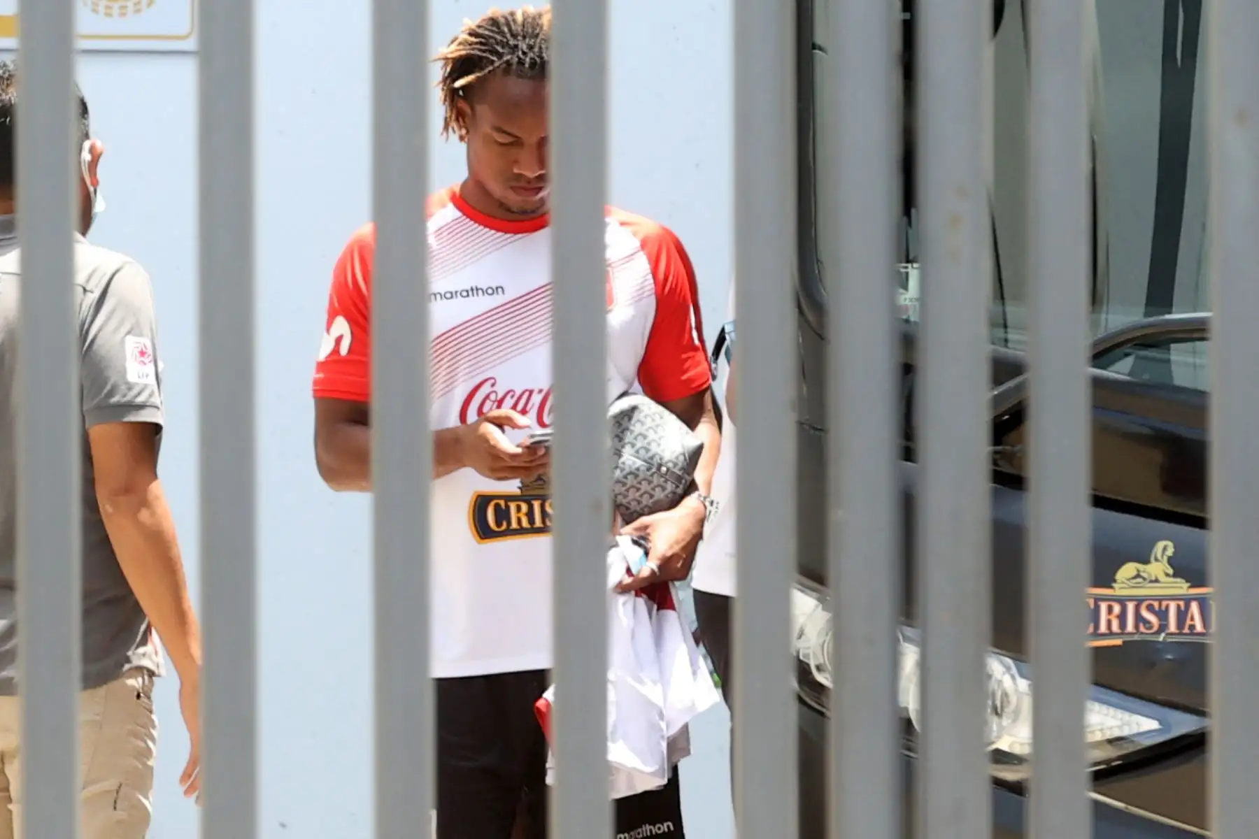 El futbolista André Carrillo, aborda un bus después del entrenamiento de la selección peruana de futbol, previo al partido con Ecuador por las eliminatorias Qatar 2022. Foto: ANDINA/ Vidal Tarqui