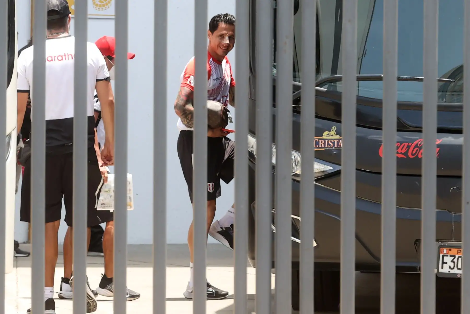 El futbolista Gianluca Lapadula, aborda un bus después del entrenamiento de la selección peruana de futbol, previo al partido con Ecuador por las eliminatorias Qatar 2022. Foto: ANDINA/ Vidal Tarqui