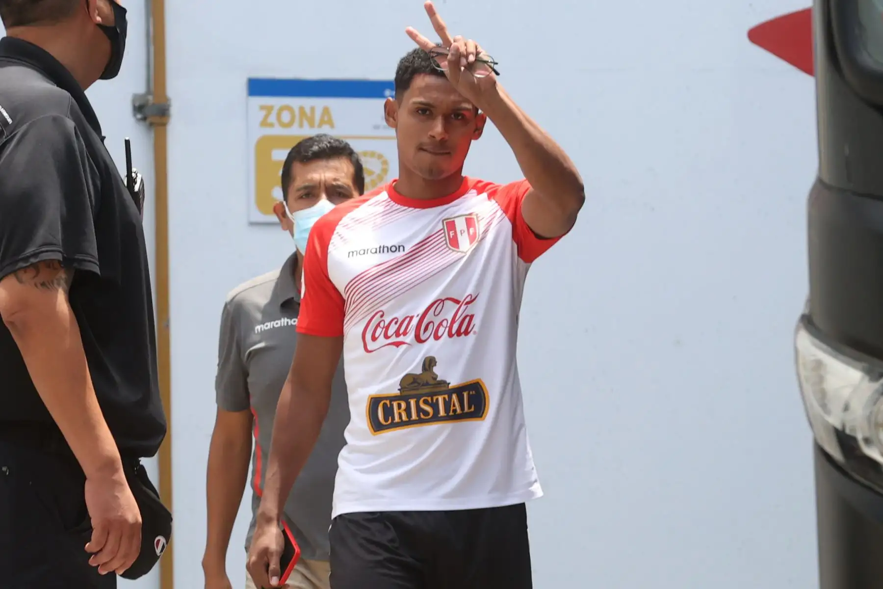 El futbolista Marcos López, aborda un bus después del entrenamiento de la selección peruana de futbol, previo al partido con Ecuador por las eliminatorias Qatar 2022. Foto: ANDINA/ Vidal Tarqui