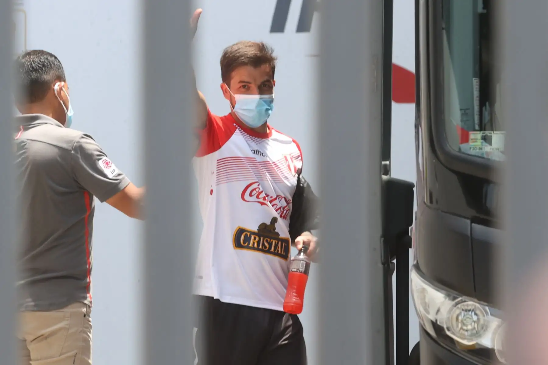 El futbolista Gabriel Costa, aborda un bus después del entrenamiento de la selección peruana de futbol, previo al partido con Ecuador por las eliminatorias Qatar 2022. Foto: ANDINA/ Vidal Tarqui