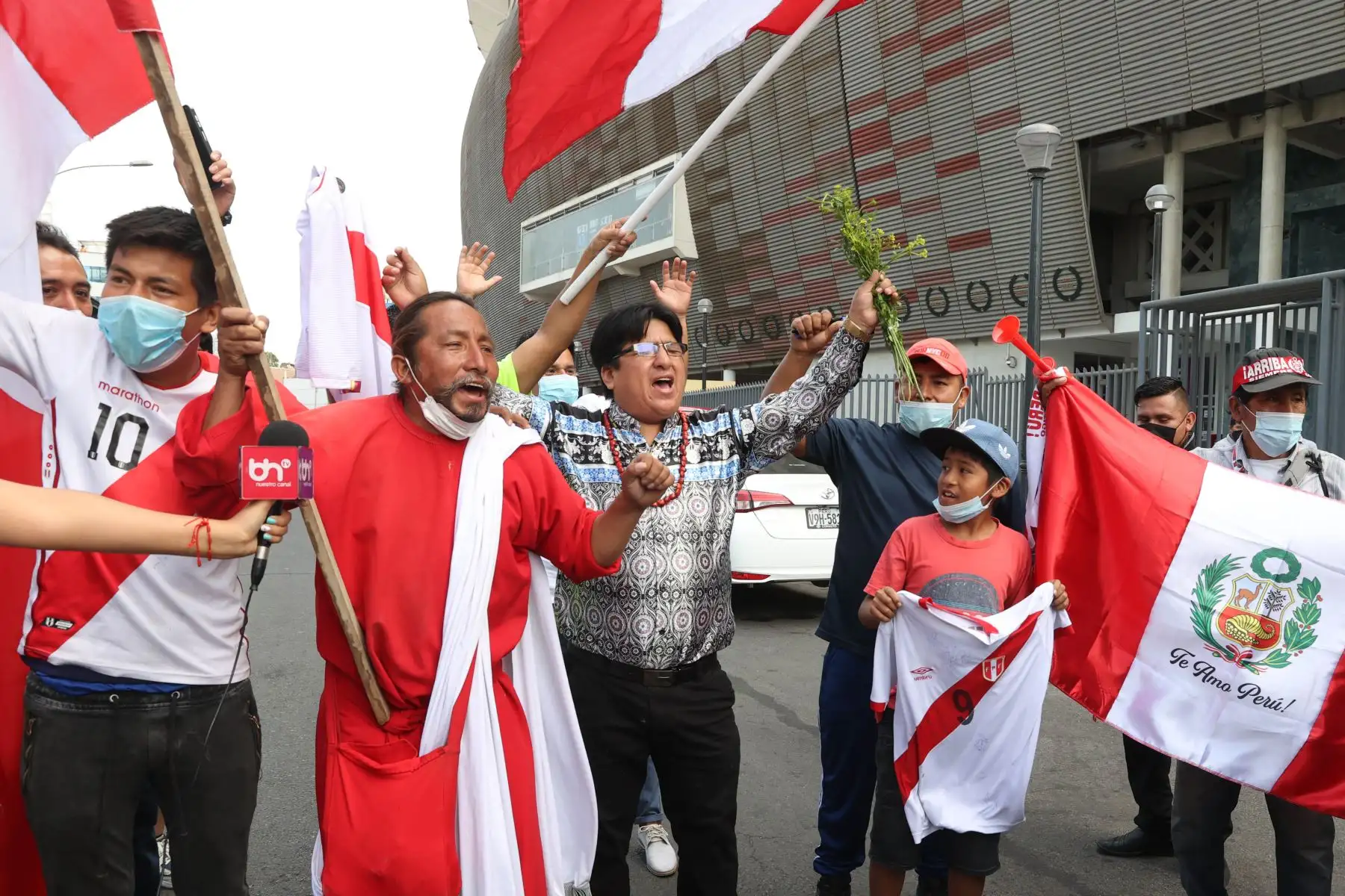 Hinchas de la selección peruana de futbol, en los exteriores del Estadio Nacional, previo al partido con Ecuador por las eliminatorias Qatar 2022. Foto: ANDINA/ Vidal Tarqui