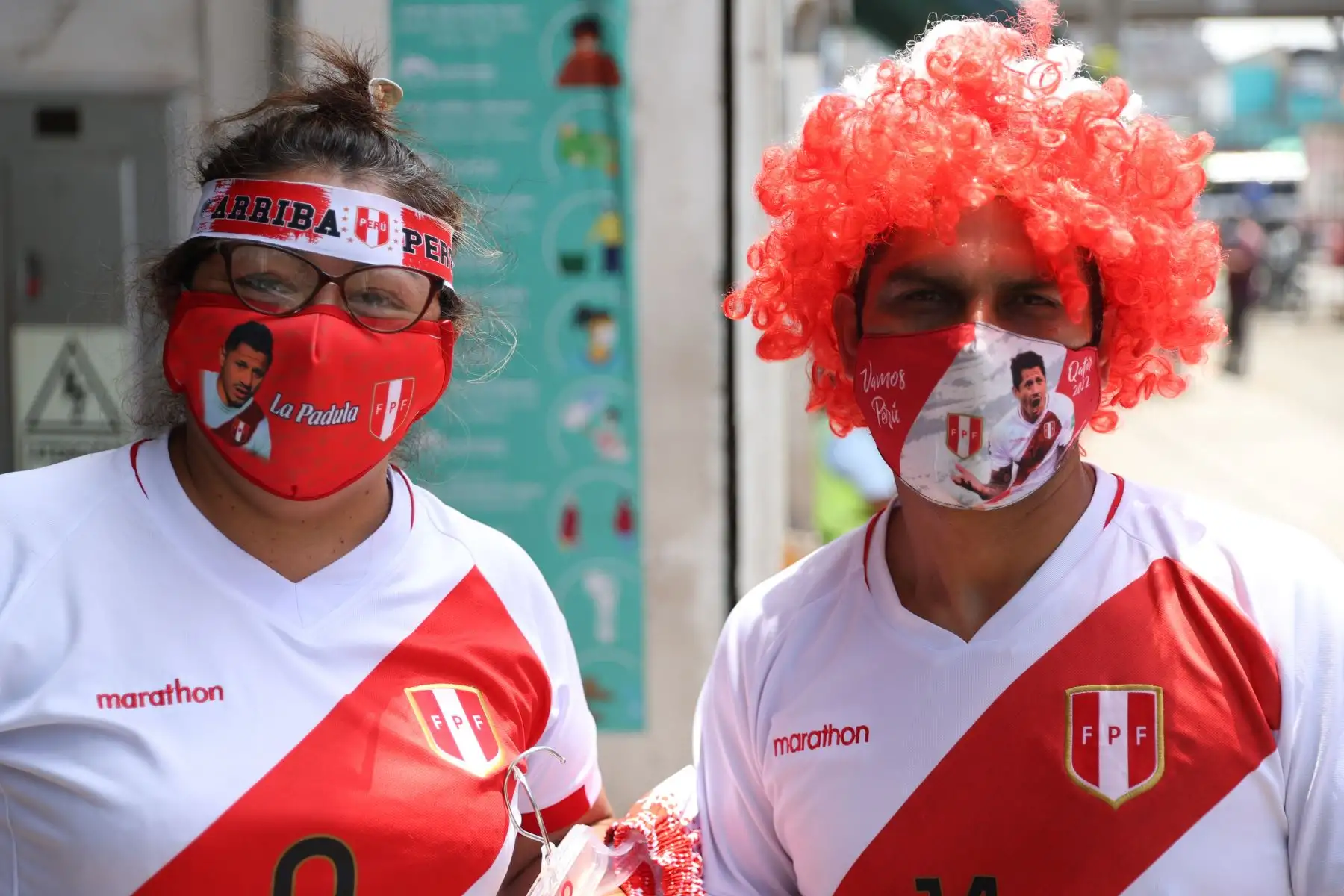 La venta de camisetas, vinchas y mascarillas con los colores de la selección peruana se dispara en el emporio textil de Gamarra, en Lima, a 24 horas del crucial partido entre Perú y Ecuador por la clasificación a Catar 2022. El reciente triunfo de la ‘blanquirroja’ sobre Colombia, en Barranquilla, aumentó el entusiasmo de los aficionados locales que ven de cerca la posibilidad de una segunda clasificación consecutiva a un mundial de fútbol, tras la participación en Rusia 2018. Foto: ANDINA/Jhonel Rodríguez