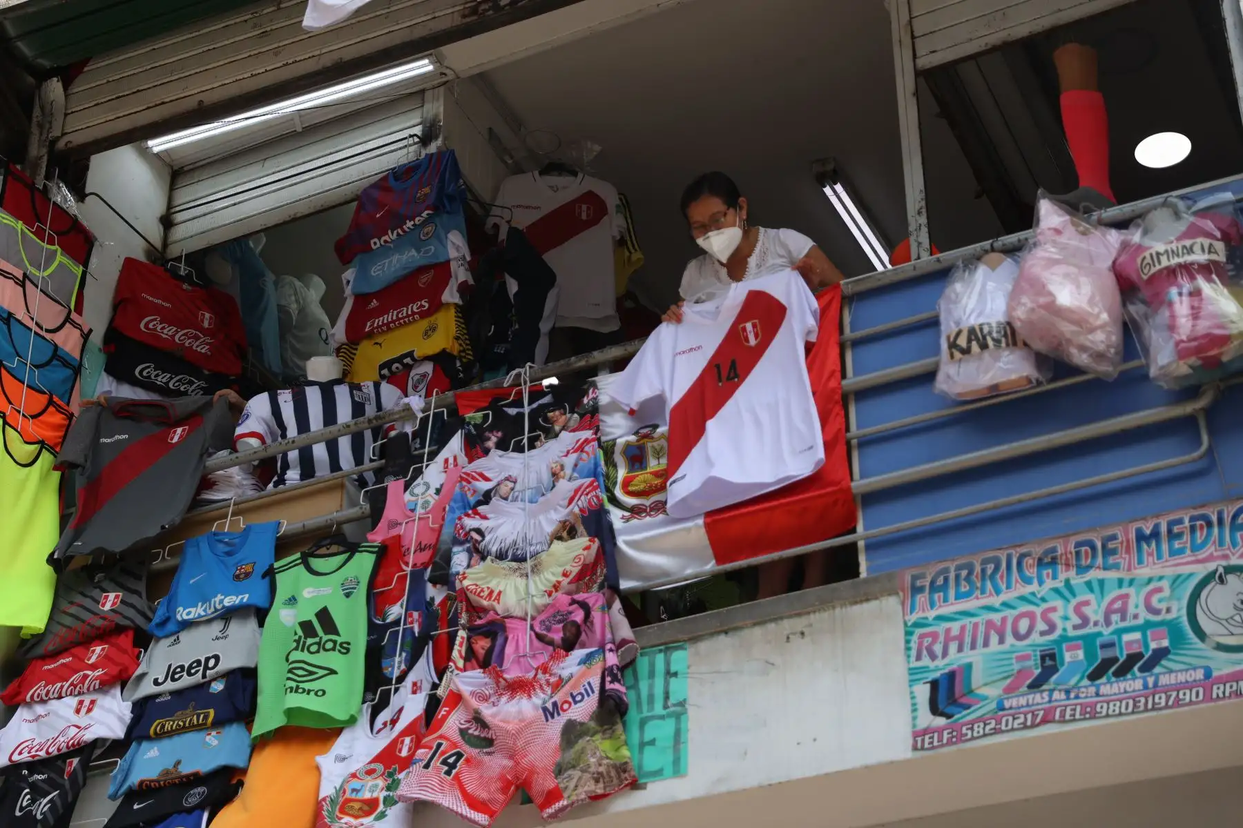 La venta de camisetas, vinchas y mascarillas con los colores de la selección peruana se dispara en el emporio textil de Gamarra, en Lima, a 24 horas del crucial partido entre Perú y Ecuador por la clasificación a Catar 2022. El reciente triunfo de la ‘blanquirroja’ sobre Colombia, en Barranquilla, aumentó el entusiasmo de los aficionados locales que ven de cerca la posibilidad de una segunda clasificación consecutiva a un mundial de fútbol, tras la participación en Rusia 2018. Foto: ANDINA/Jhonel Rodríguez
