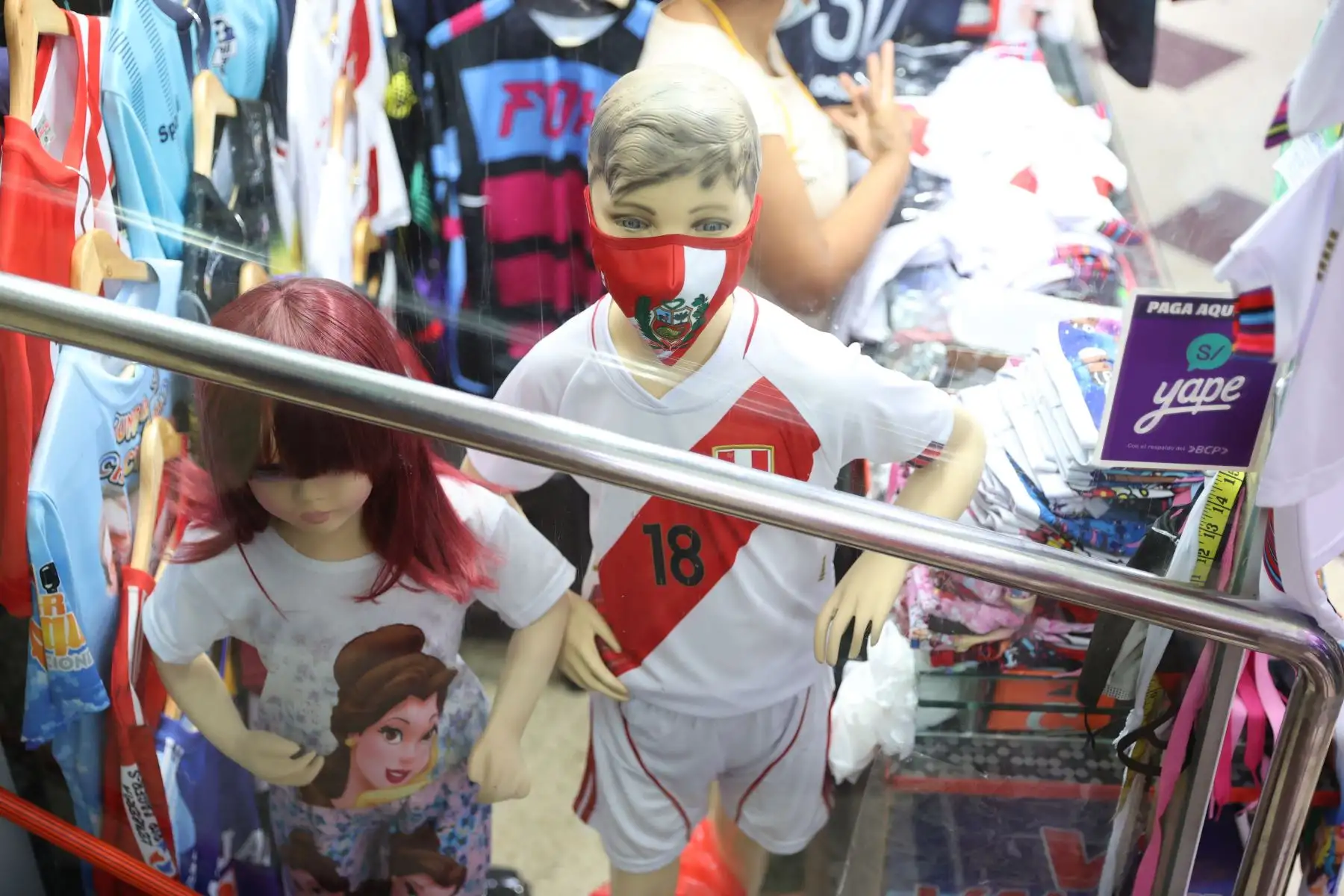 En el emporio textil y de confecciones Gamarra, la oferta de camisetas con los colores de la selección peruana de fútbol incluye a los más pequeños de la familia, quienes siguen con entusiasmo el camino hacia Catar 2022. Tras el vibrante triunfo sobre Colombia, el volante nacional Christian Cueva firmó autógrafos y regaló camisetas blanquirrojas a los niños de 5 a 12 años que se vacunaron el domingo contra la covid-19. Foto: ANDINA/Jhonel Rodríguez