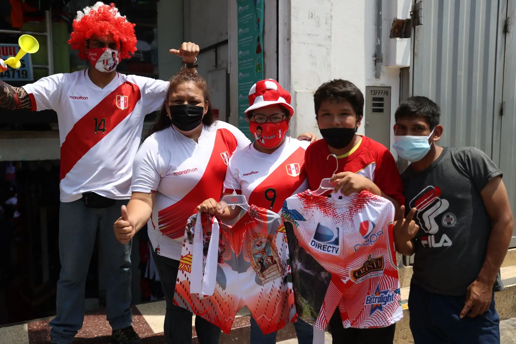 Considerada “la mejor hinchada del mundo” en Rusia 2018, la afición local se prepara para alentar a Perú en el crucial partido que jugará este martes contra Ecuador en el camino hacia Catar 2022. La oferta de ropa deportiva en el emporio de Gamarra tiene alternativas para grandes y chicos e incluye no sólo camisetas, sino también pantalones cortos, vinchas, mascarillas, pelucas y banderines con los colores del Perú. Foto: ANDINA/Jhonel Rodríguez