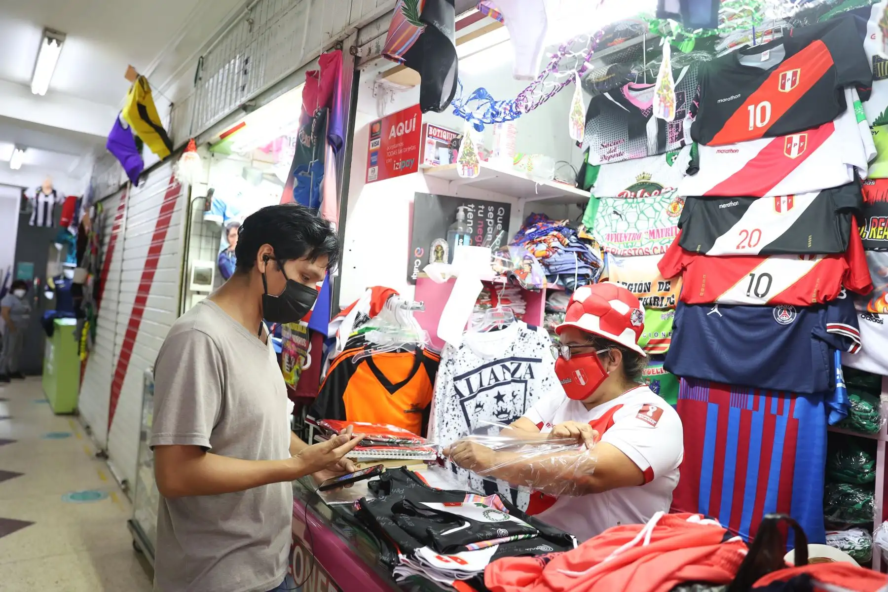 En Gamarra, el subsector de ropa deportiva agrupa alrededor de 1,500 empresas y talleres que abastecen a los mercados de Lima y regiones. La expectativa de los aficionados por los recientes triunfos de la selección peruana de fútbol impulsa sostenidamente la venta de estos artículos, con demanda especial en las camisetas del delantero Gianluca ‘El Bambino’ Lapadula, Christian ‘Aladino’ Cueva y Edison ‘Orejitas’ Flores. Foto: ANDINA/Jhonel Rodríguez