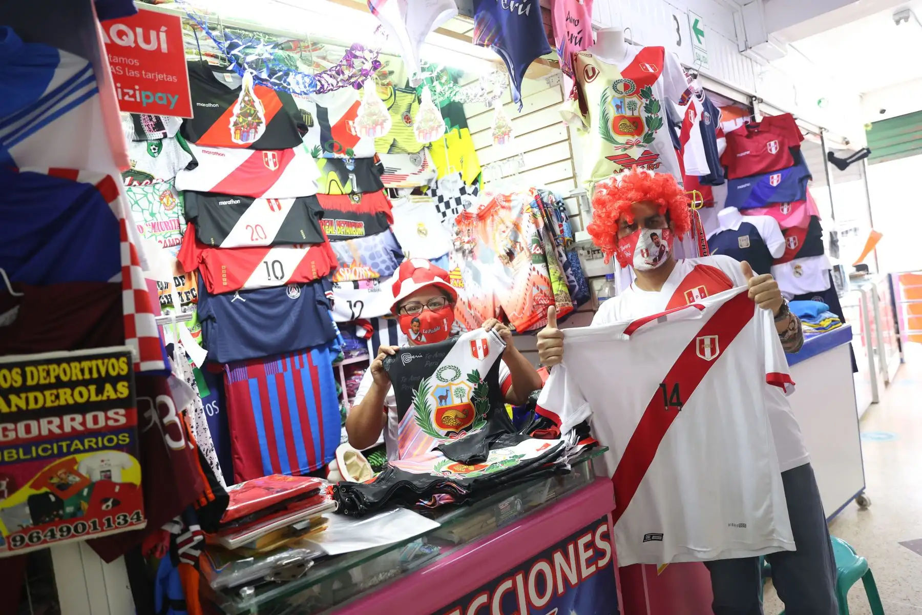 La 10 de Christian Cueva y la 20 de Edison Flores son las camisetas con mayor demanda en Gamarra, tras el histórico triunfo de Perú sobre Colombia. Los tres puntos logrados en la ciudad de Barranquilla colocan a Perú en el cuarto lugar de la tabla sudamericana, en zona de clasificación directa para el mundial de Catar 2022. La selección peruana, que dirige Ricardo Gareca, juega este martes 1 de febrero contra Ecuador, en el Estadio Nacional de Lima. Foto: ANDINA/Jhonel Rodríguez